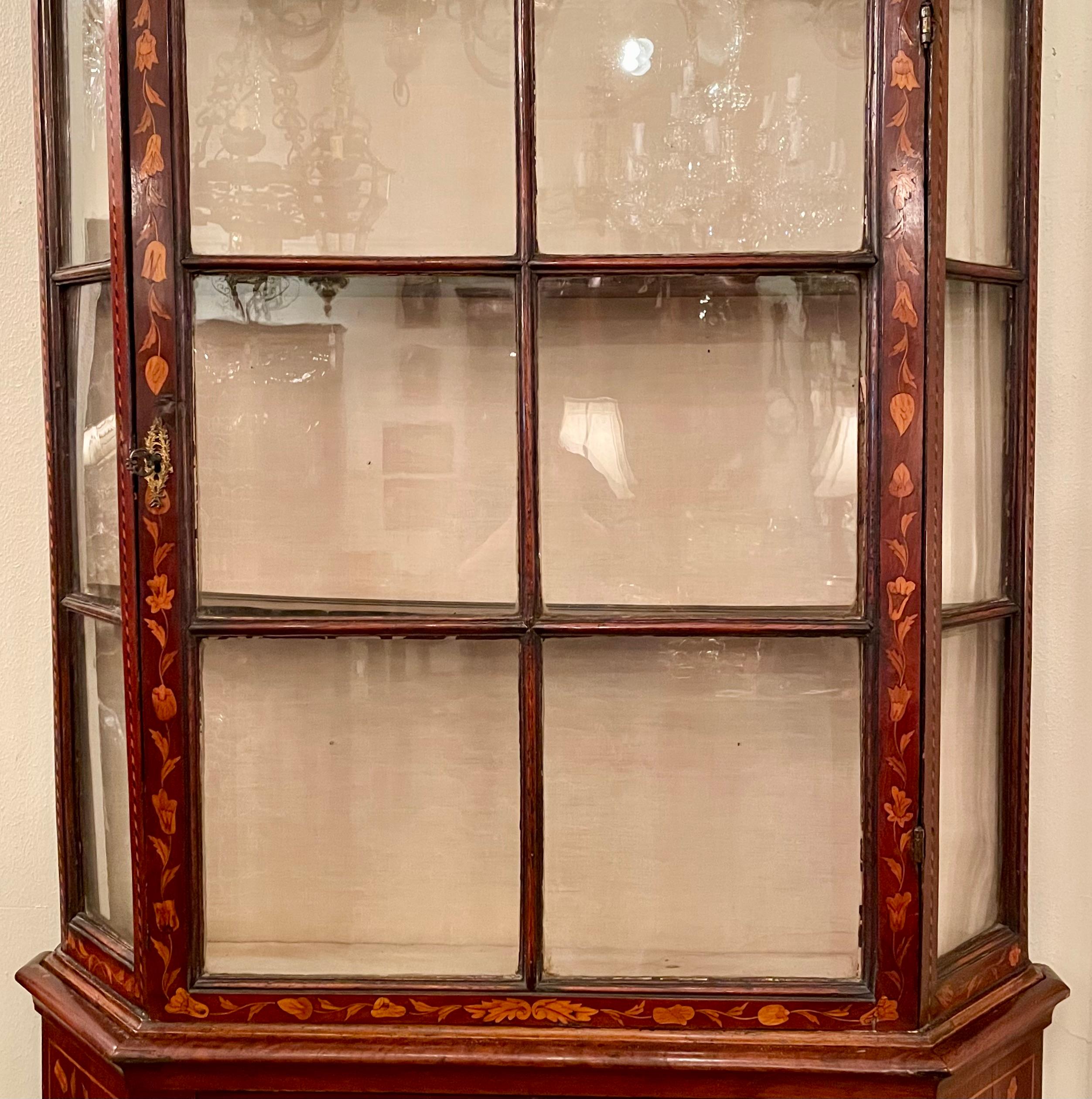 Olandese Antico mobile da esposizione olandese con intarsio, CIRCA 1880. in vendita