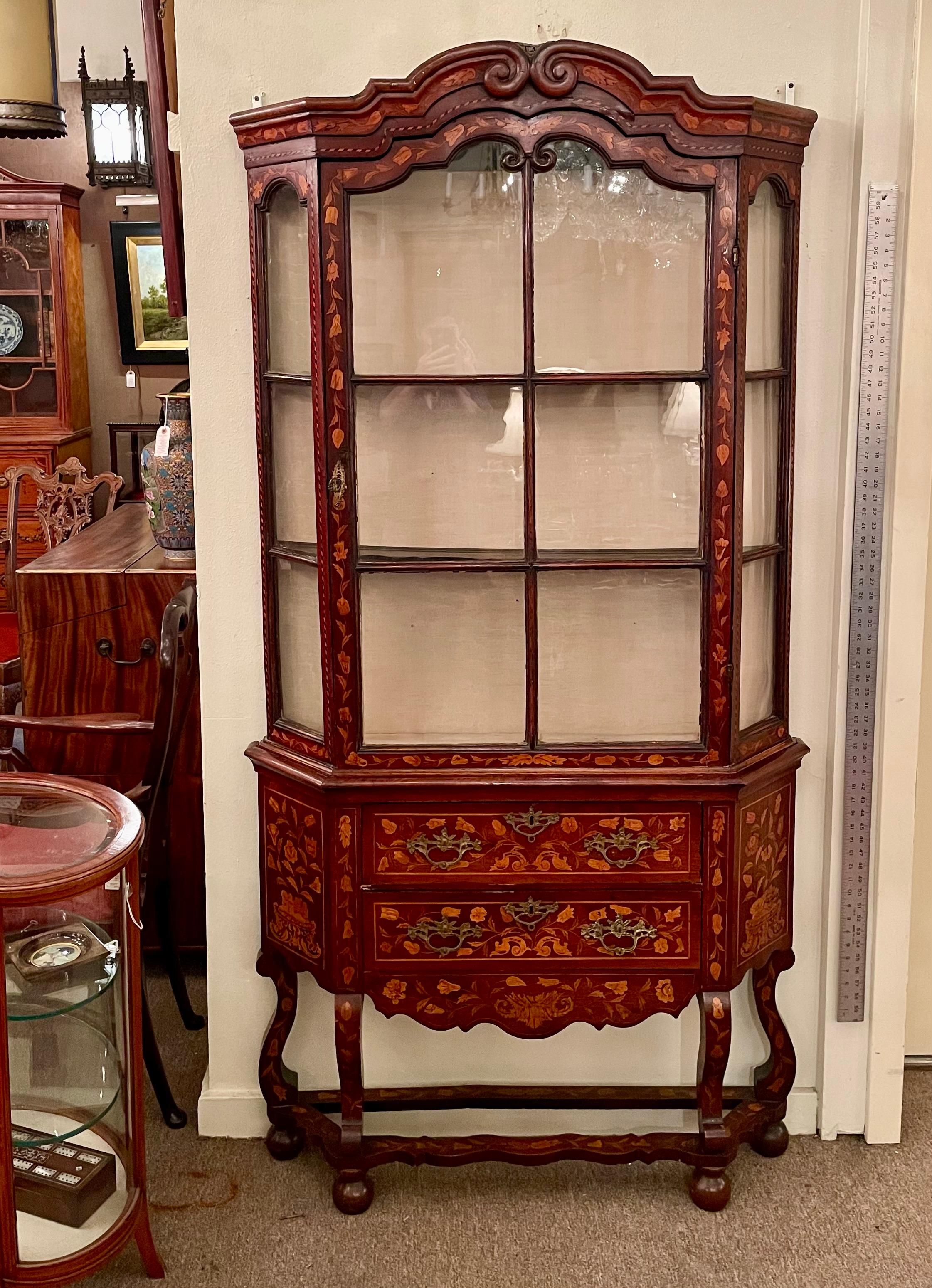 XIX secolo Antico mobile da esposizione olandese con intarsio, CIRCA 1880. in vendita