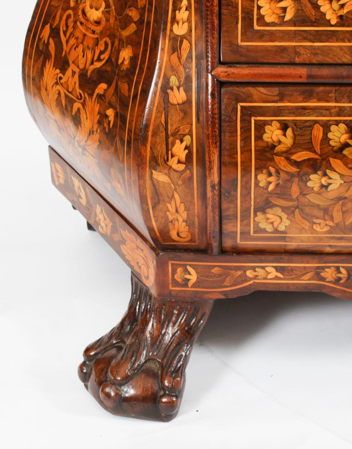 Ancienne vitrine en noyer marqueté hollandaise 18ème siècle en vente 5
