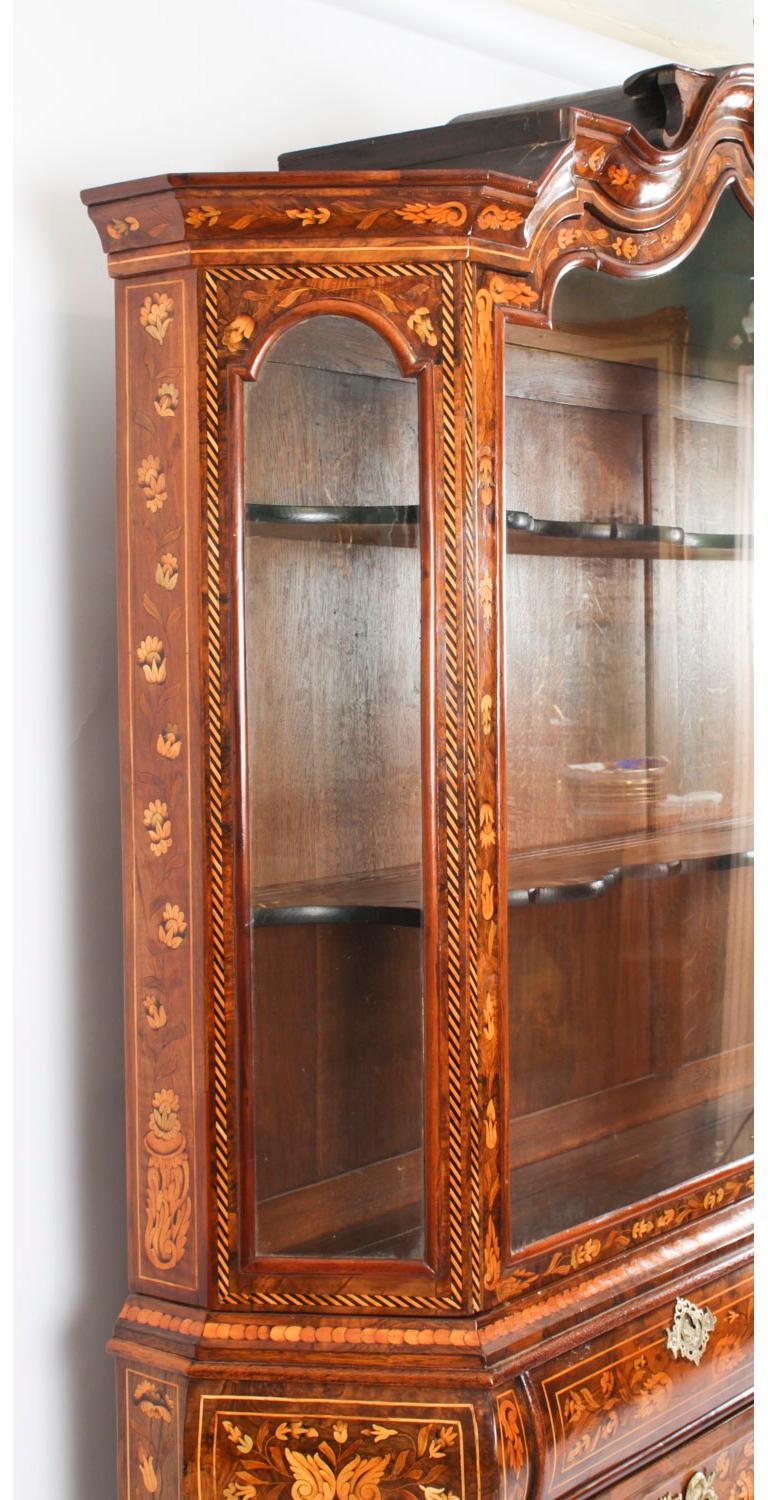 Ancienne vitrine en noyer marqueté hollandaise 18ème siècle en vente 7