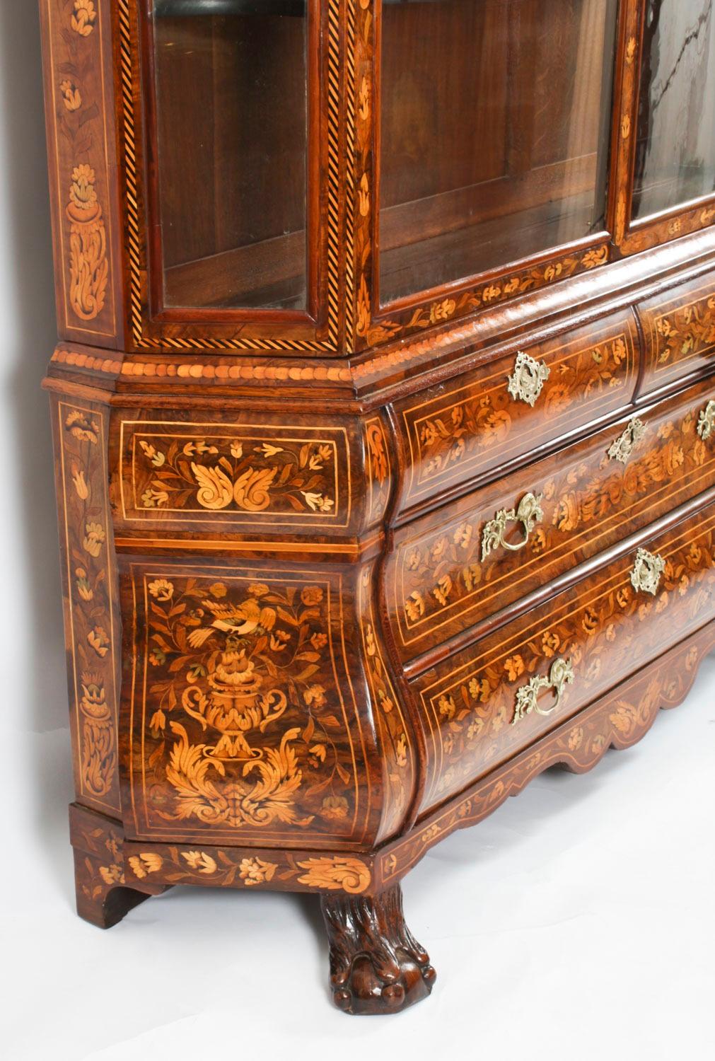 Ancienne vitrine en noyer marqueté hollandaise 18ème siècle en vente 8