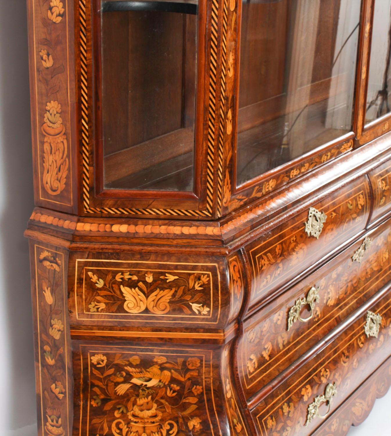 Ancienne vitrine en noyer marqueté hollandaise 18ème siècle en vente 9