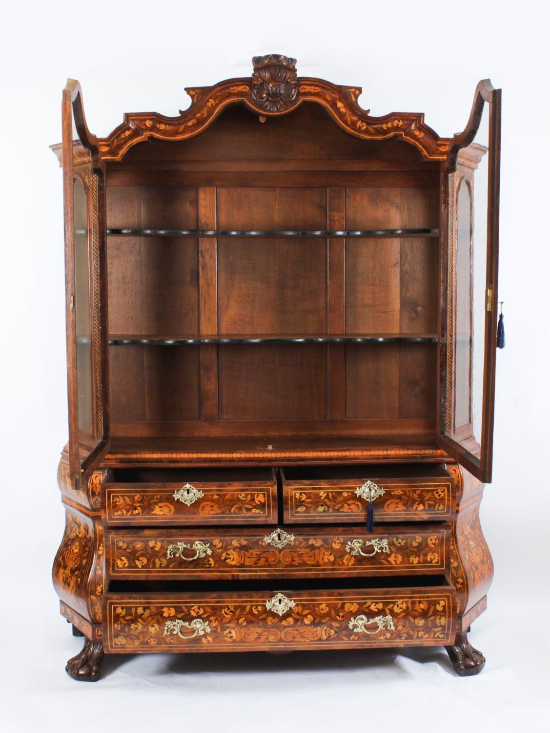 Ancienne vitrine en noyer marqueté hollandaise 18ème siècle en vente 10
