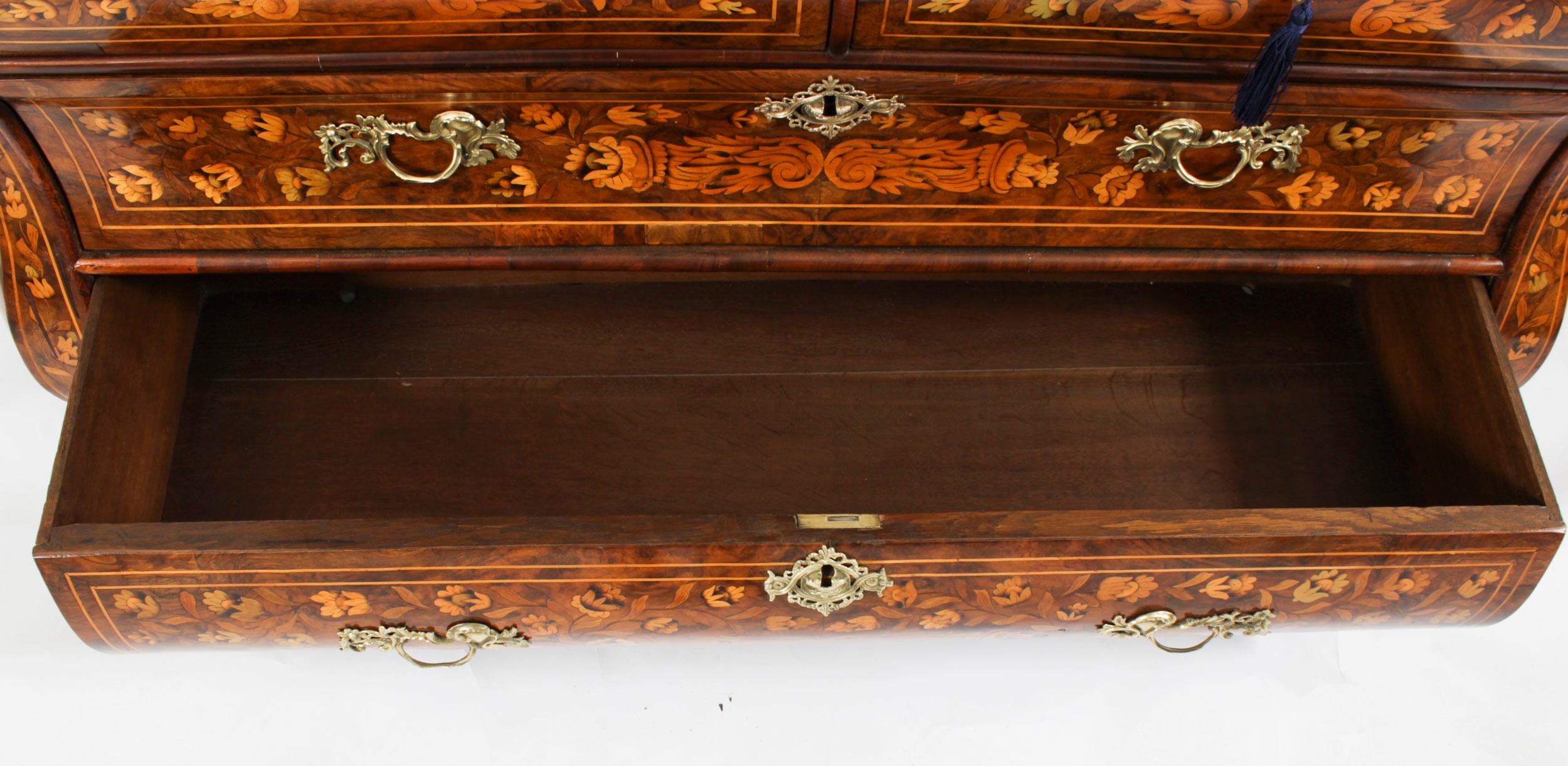 Ancienne vitrine en noyer marqueté hollandaise 18ème siècle en vente 11