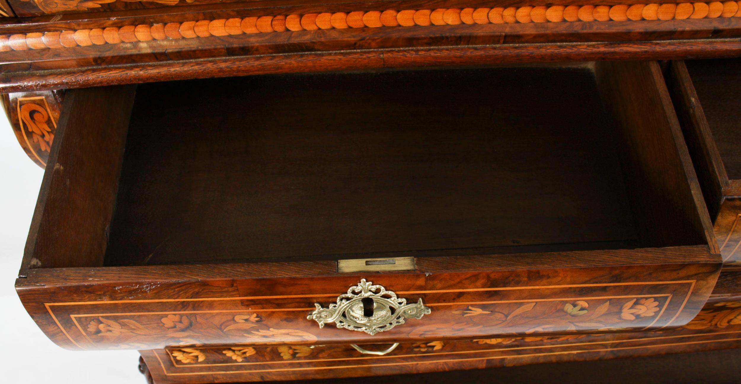 Ancienne vitrine en noyer marqueté hollandaise 18ème siècle en vente 12