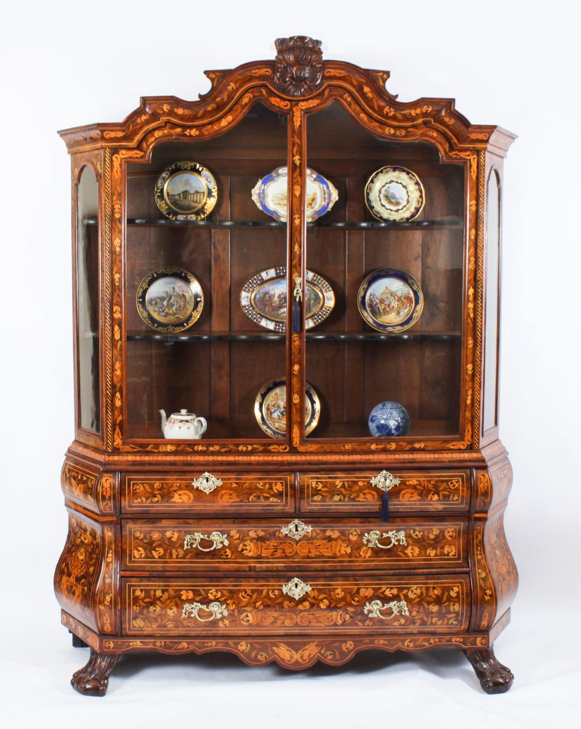 Il s'agit d'une magnifique vitrine hollandaise ancienne de la fin du XVIIIe siècle, en noyer et marqueterie, datant d'environ 1780.

Le meuble est superbement incrusté sur toute sa surface d'une merveilleuse marqueterie de fleurs et de feuillages