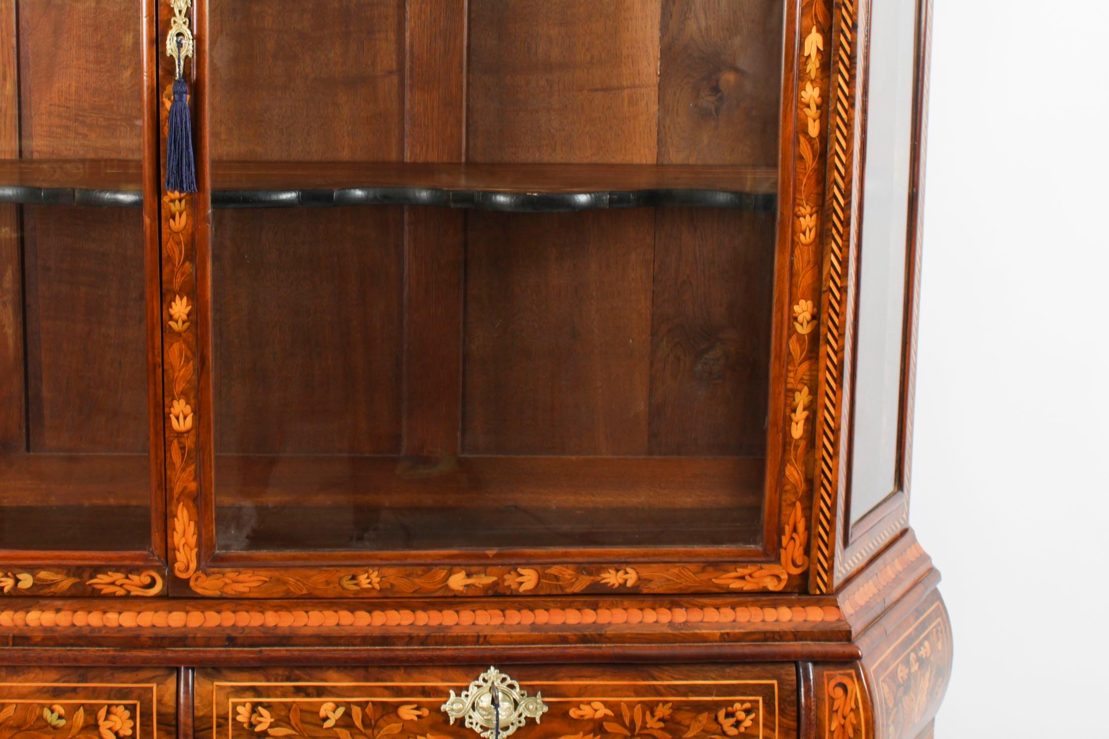 Ancienne vitrine en noyer marqueté hollandaise 18ème siècle en vente 3