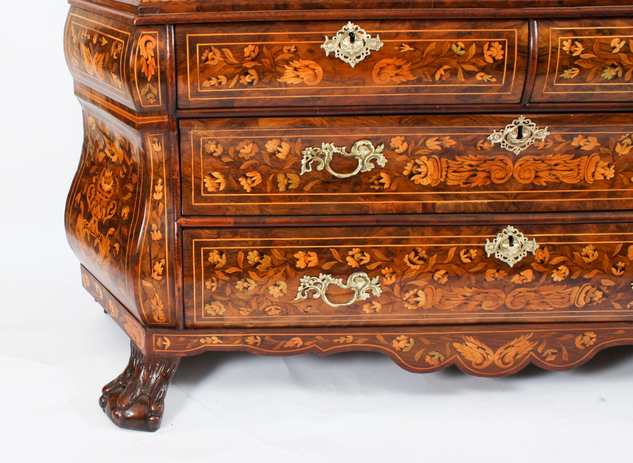 Ancienne vitrine en noyer marqueté hollandaise 18ème siècle en vente 4