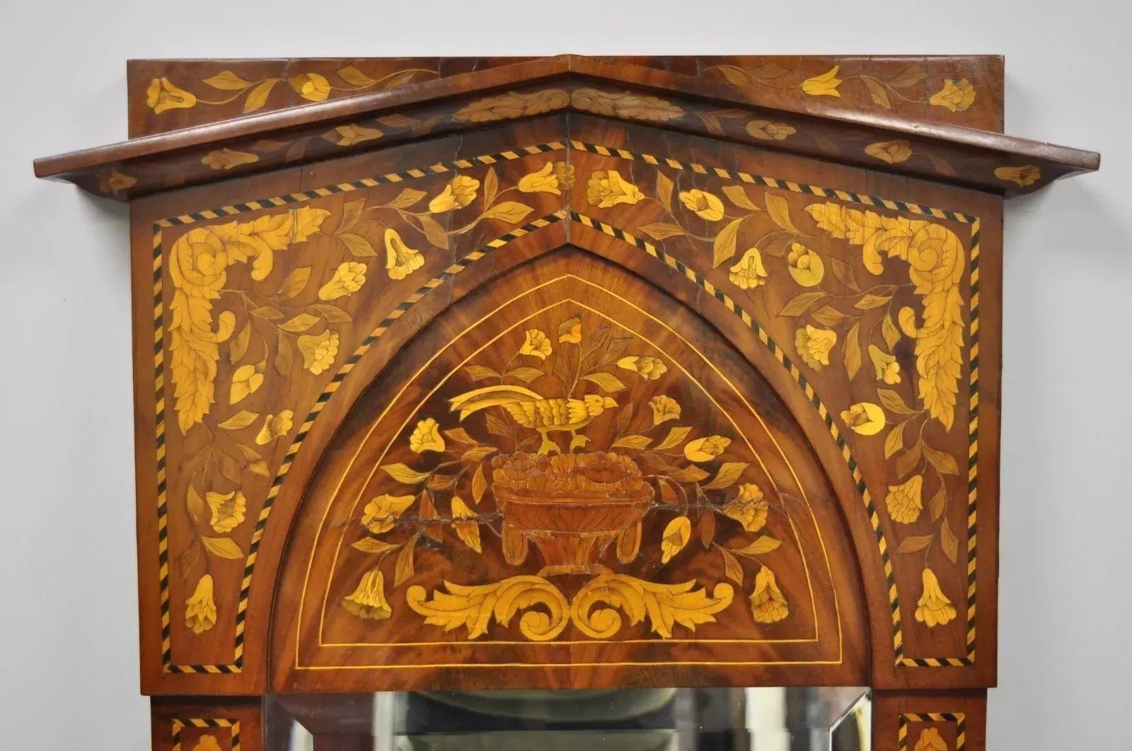 Miroir mural console du 19e siècle en bois satiné, marqueterie hollandaise, verre biseauté. L'objet présente de remarquables motifs floraux en bois satiné, un cadre en bois massif, un verre biseauté, un très bel objet ancien. Vers la fin du 19e