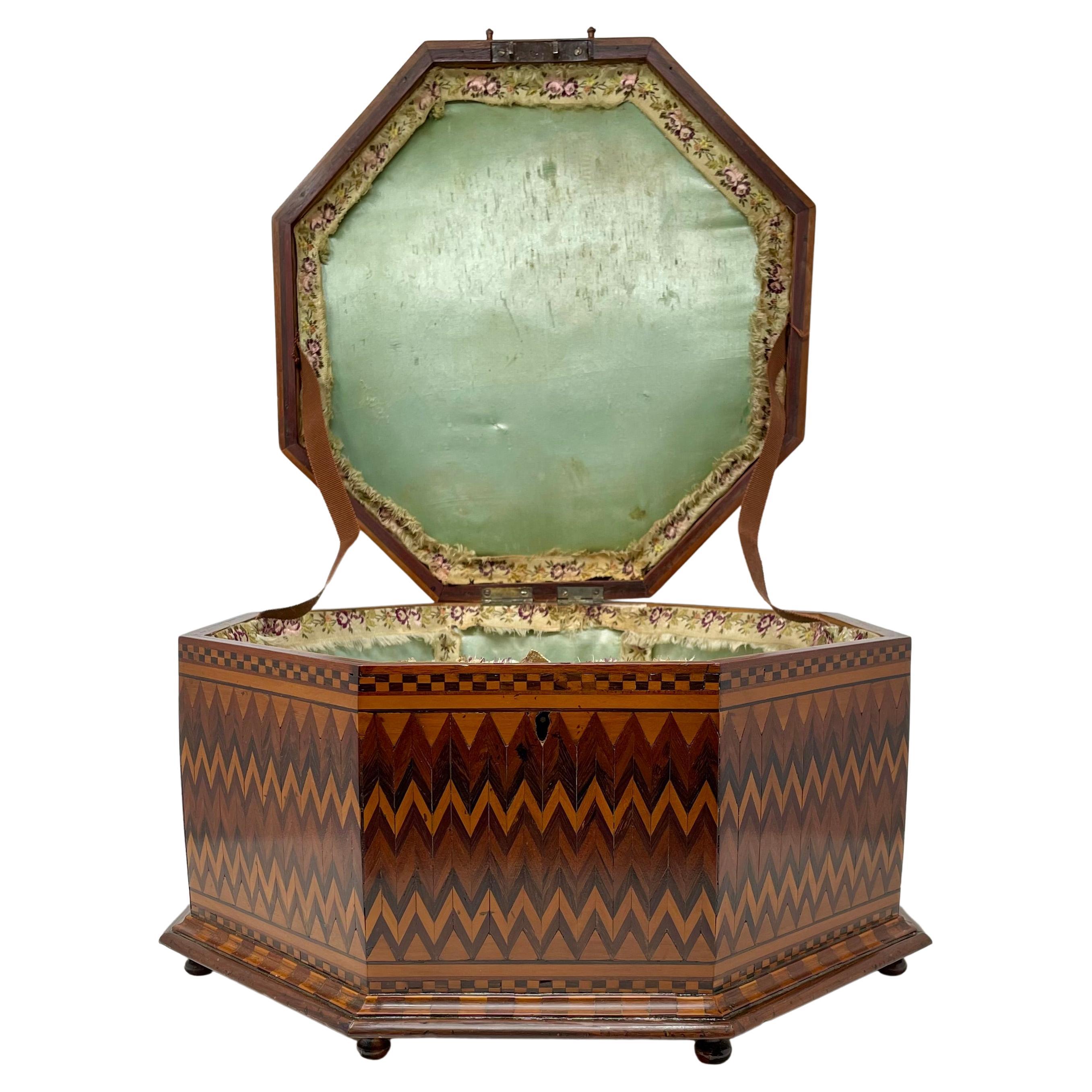 Antike niederländische Intarsienschachtel aus Nussbaumholz in achteckiger Form, um 1880. im Zustand „Gut“ im Angebot in New Orleans, LA