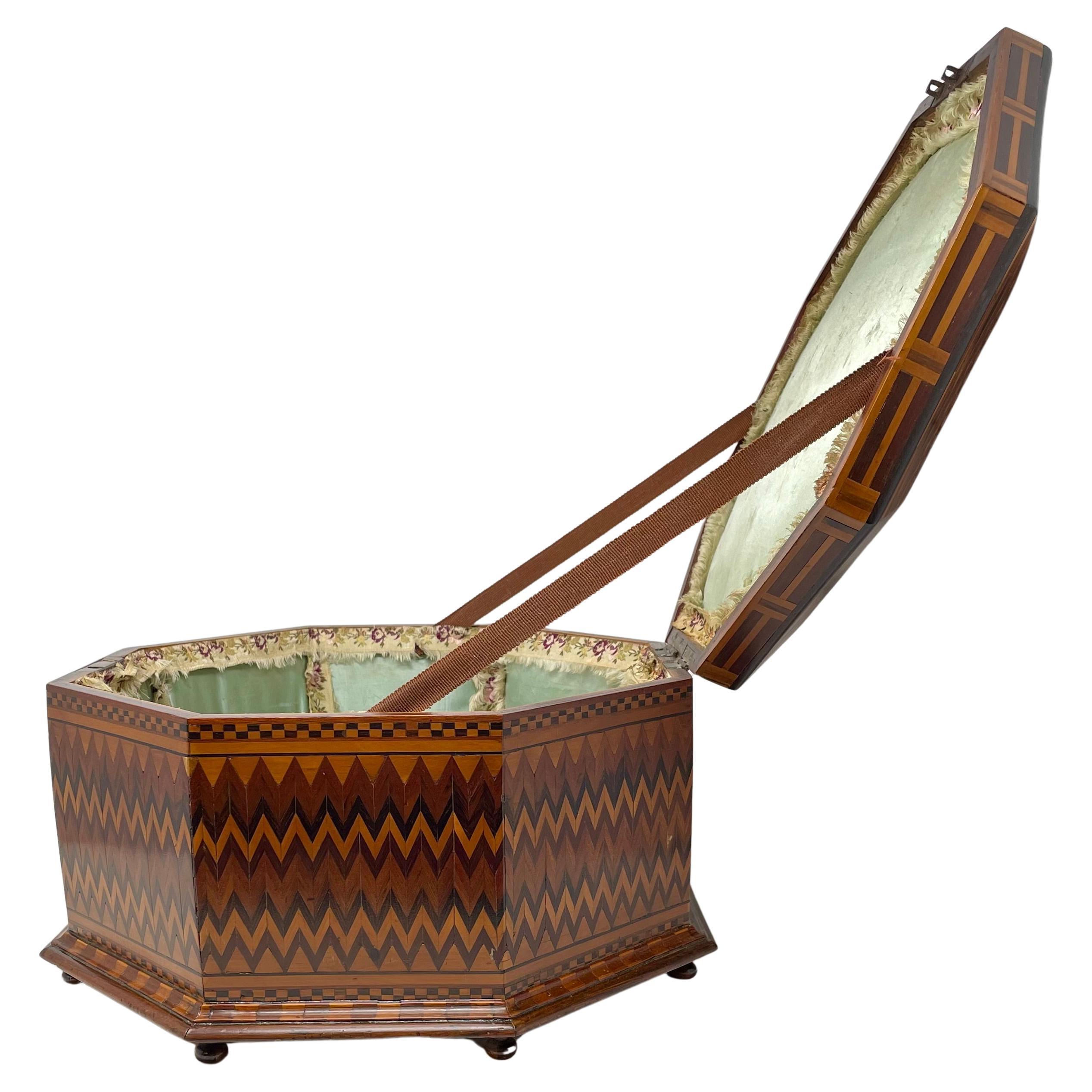 Antike niederländische Intarsienschachtel aus Nussbaumholz in achteckiger Form, um 1880. im Angebot 1