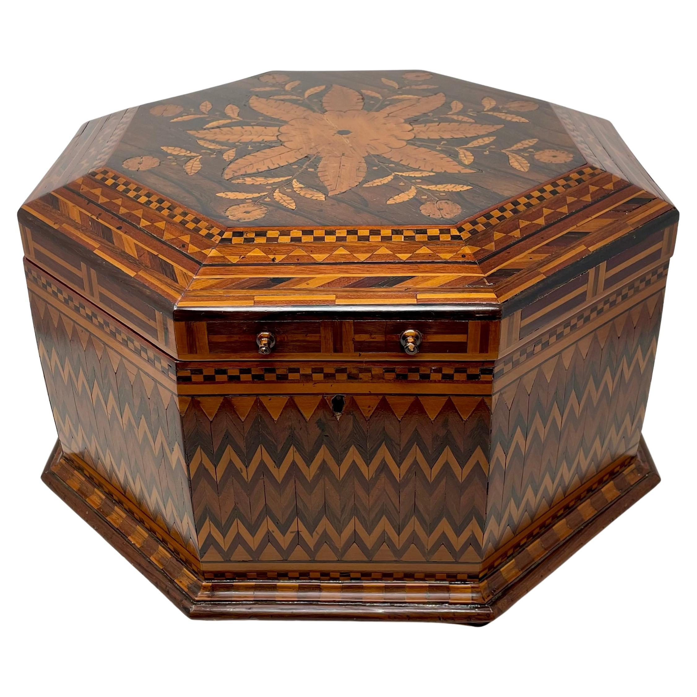 Antigua caja holandesa de marquetería de nogal de forma octogonal, circa 1880.