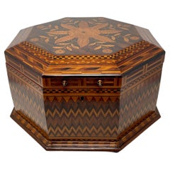Antigua caja holandesa de marquetería de nogal de forma octogonal, circa 1880.