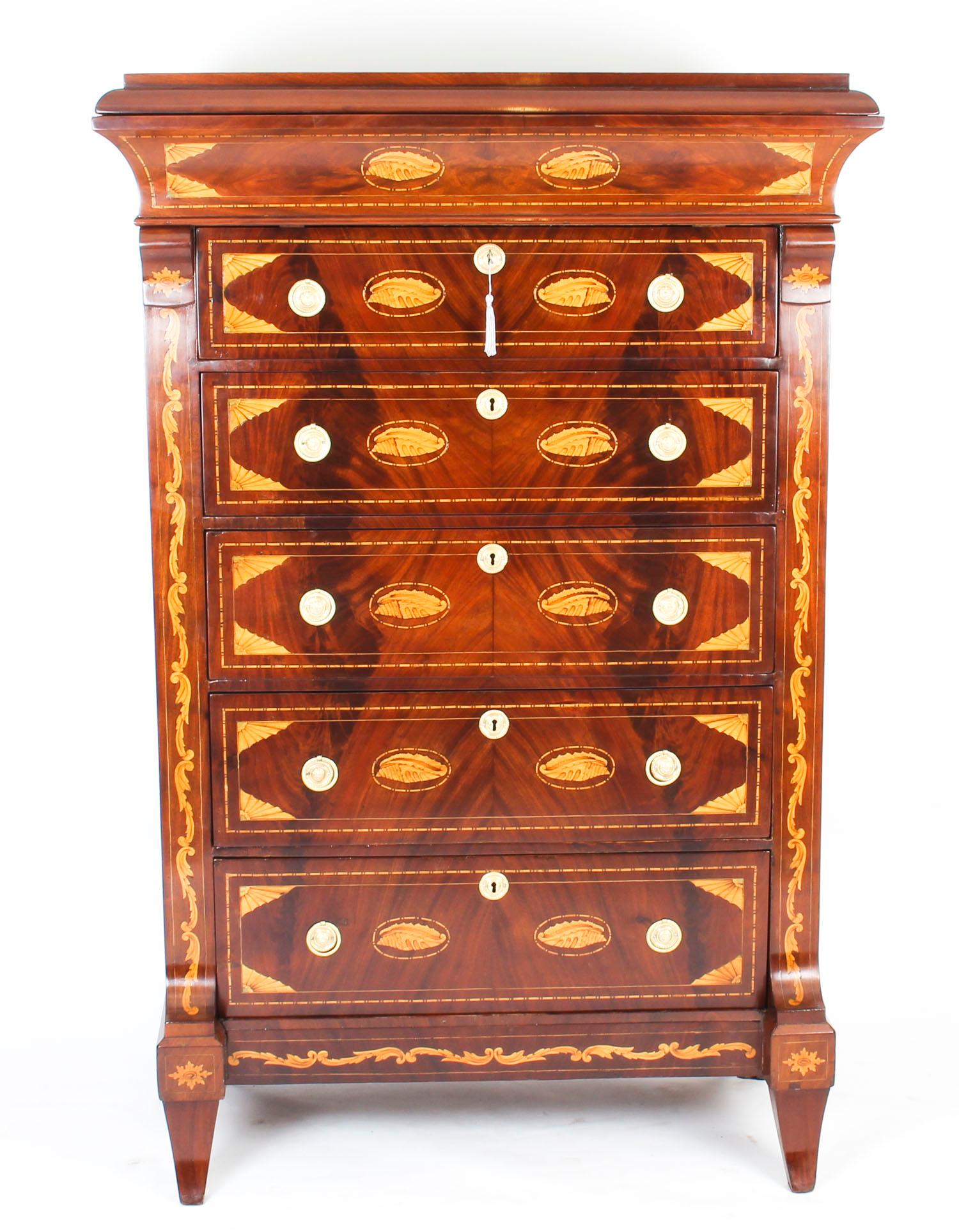 This is a fabulous antique Dutch marquetry walnut chest of drawers, circa 1800 in date.

It has been accomplished in walnut with exquisite handcut marquetry decoration of urns and corner fans typical of the period.

The drawer linings are of solid