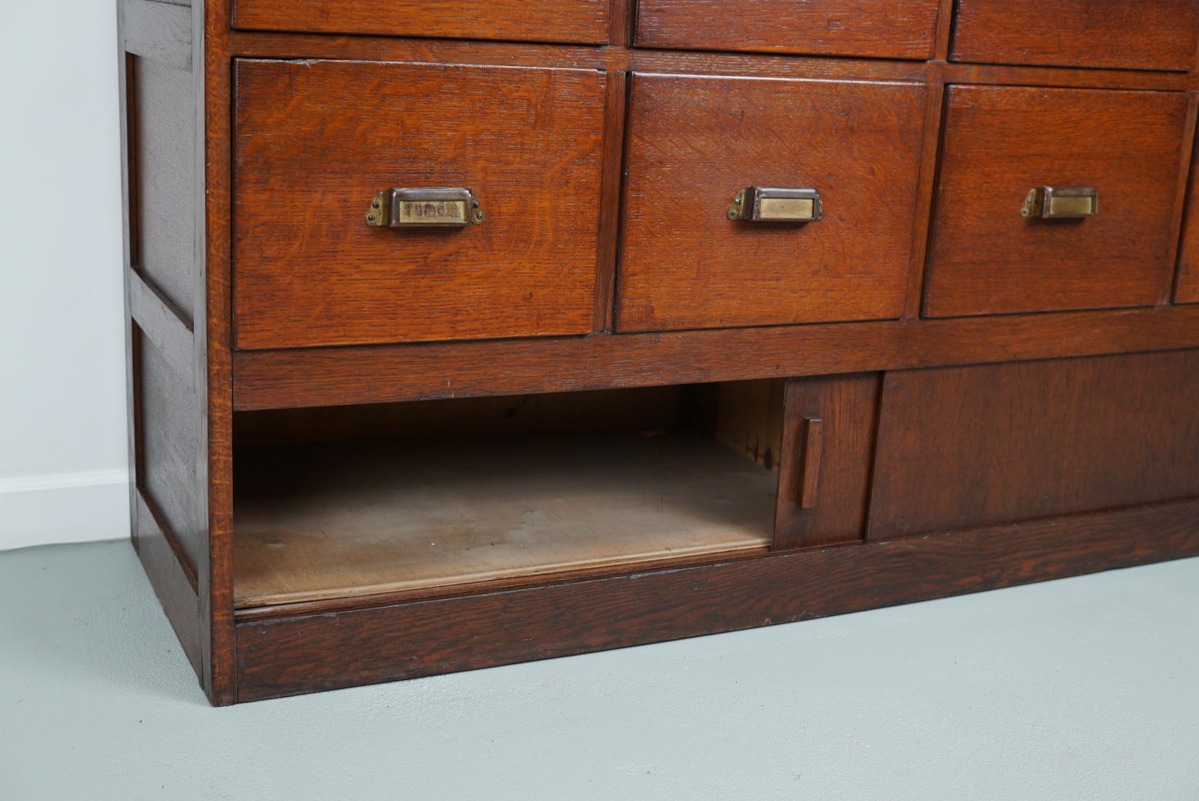 Ancienne armoire d'apothicaire ou armoire à fils en chêne néerlandais, années 1930 en vente 4