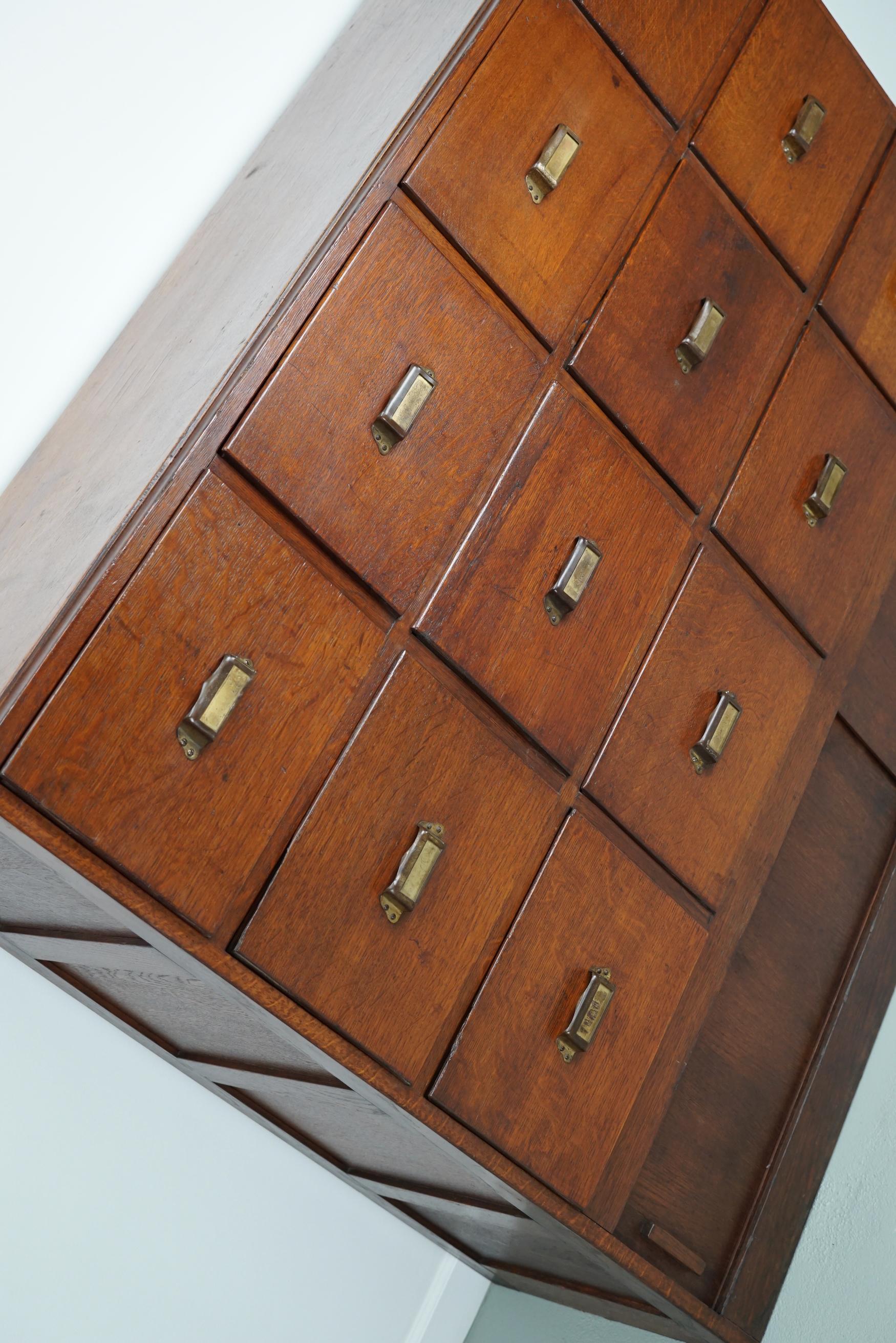 Ancienne armoire d'apothicaire ou armoire à fils en chêne néerlandais, années 1930 en vente 2