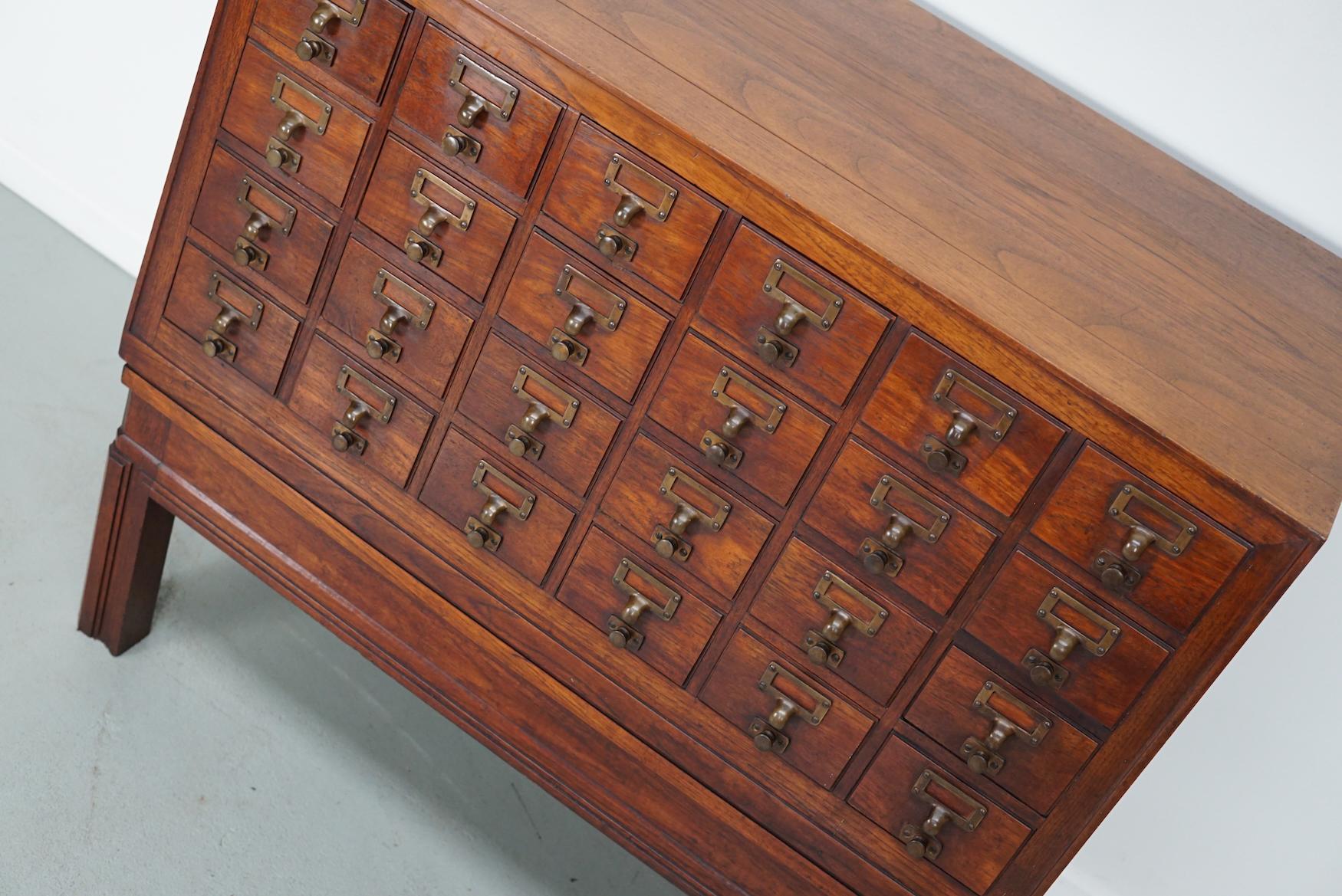 Antiguo boticario / archivador holandés de madera dura, años 20 en venta 3