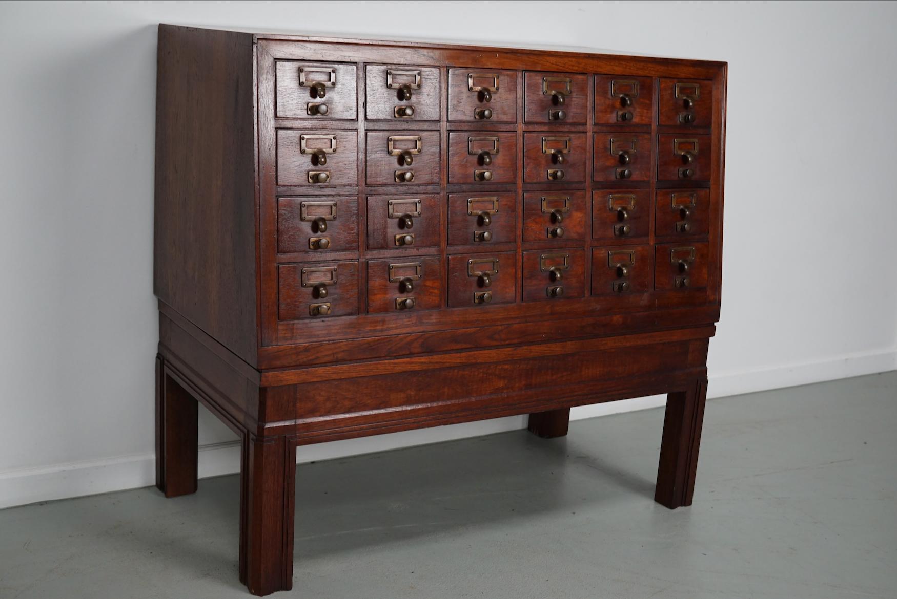 Antiguo boticario / archivador holandés de madera dura, años 20 en venta 4