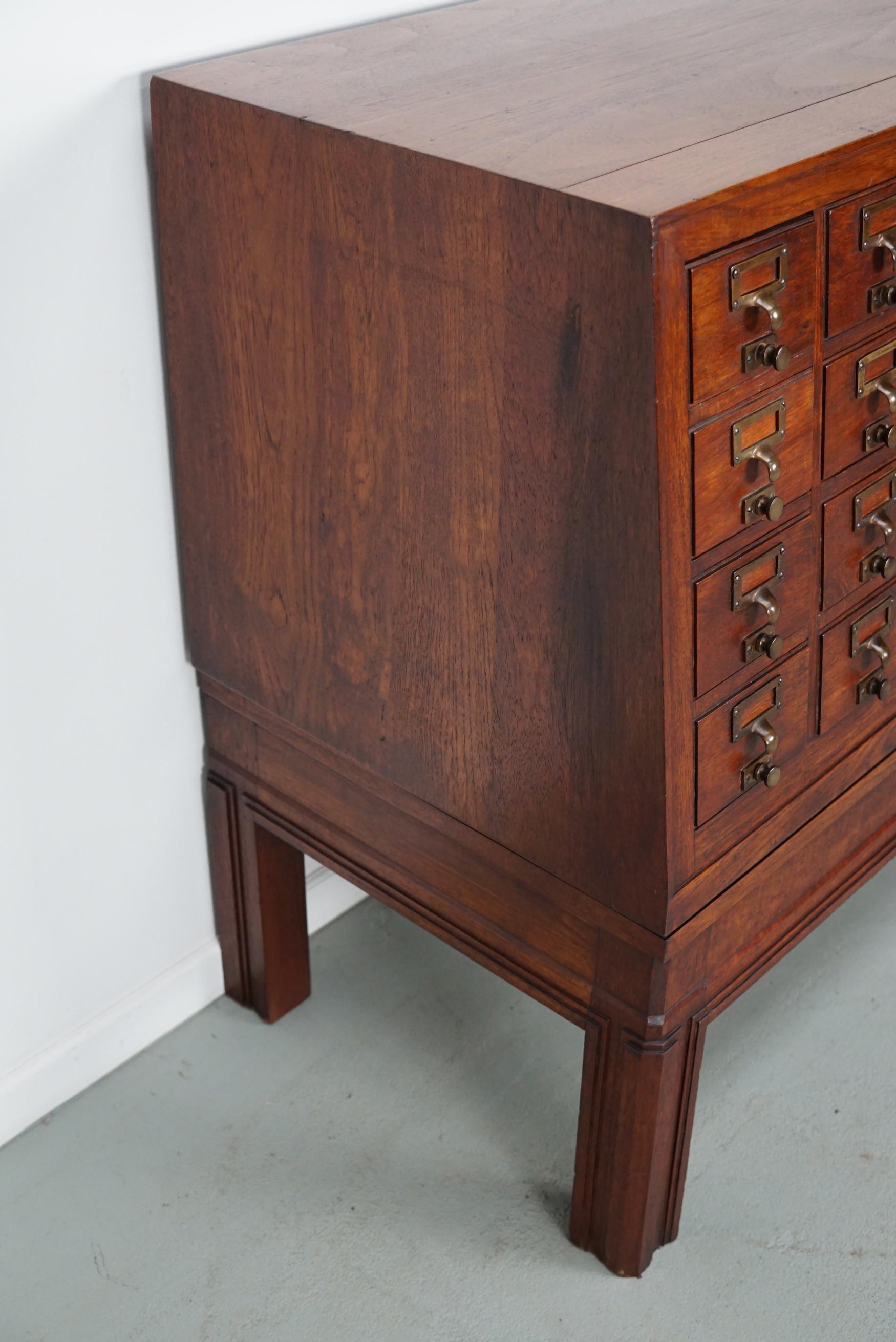 Antiguo boticario / archivador holandés de madera dura, años 20 en venta 5