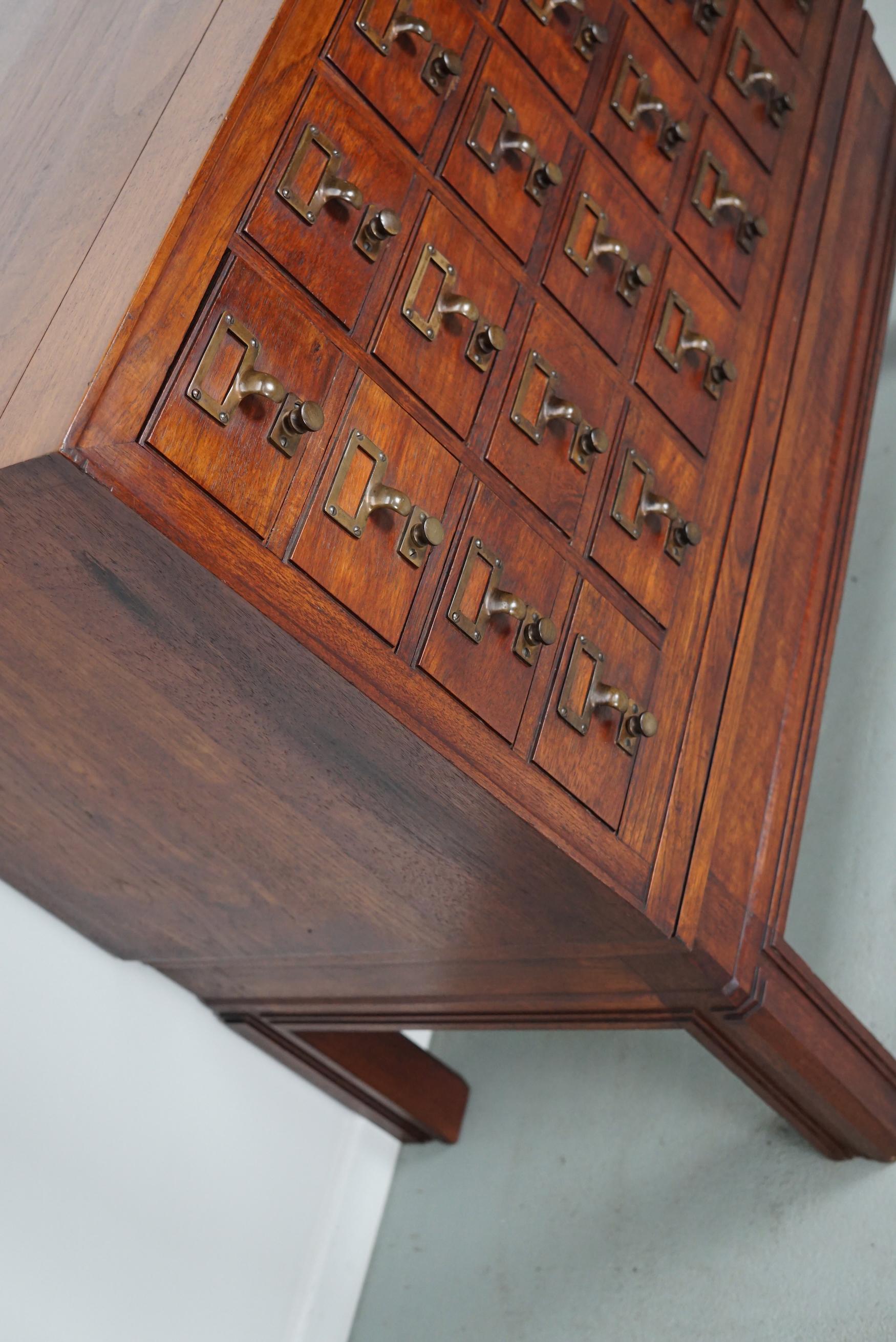 Antiguo boticario / archivador holandés de madera dura, años 20 en venta 6