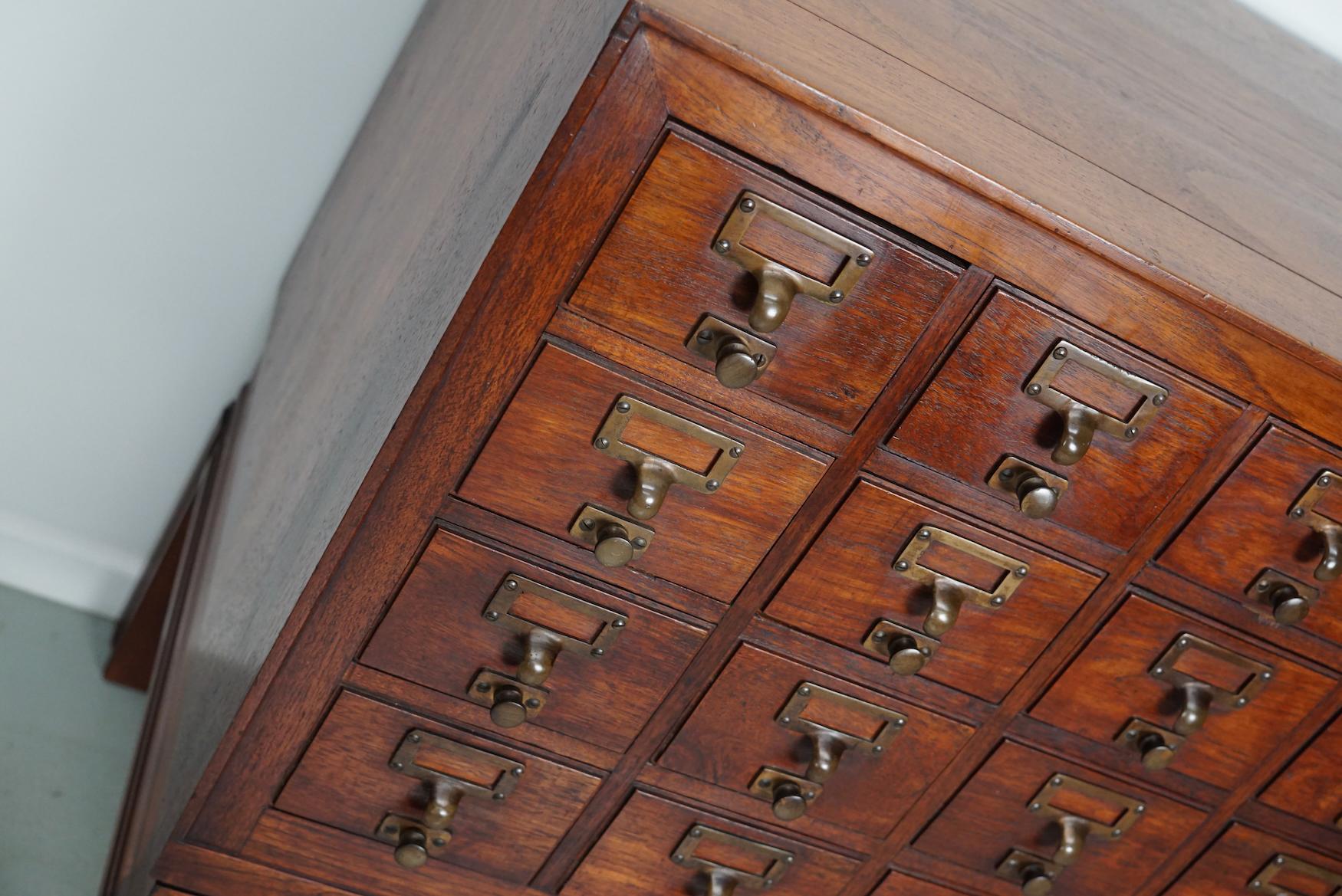 Antiguo boticario / archivador holandés de madera dura, años 20 en venta 7