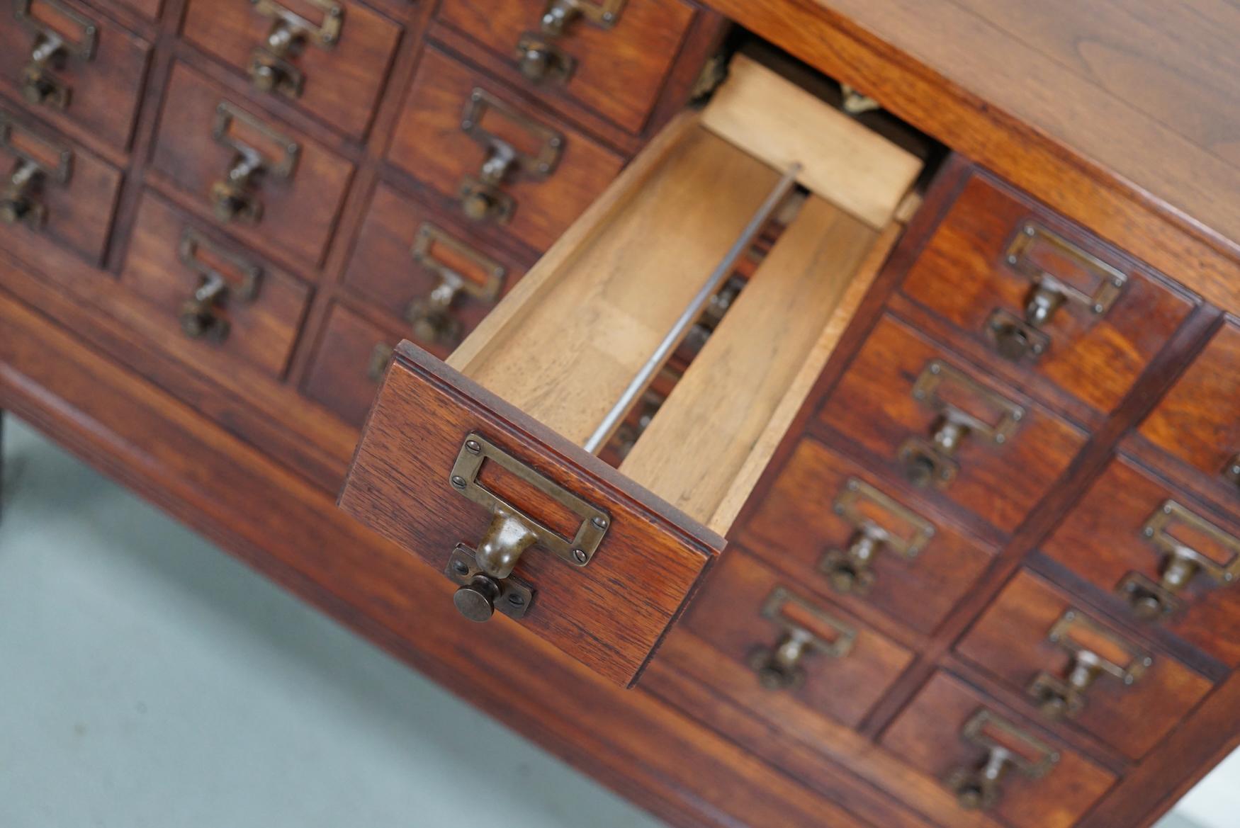 Antiguo boticario / archivador holandés de madera dura, años 20 en venta 8