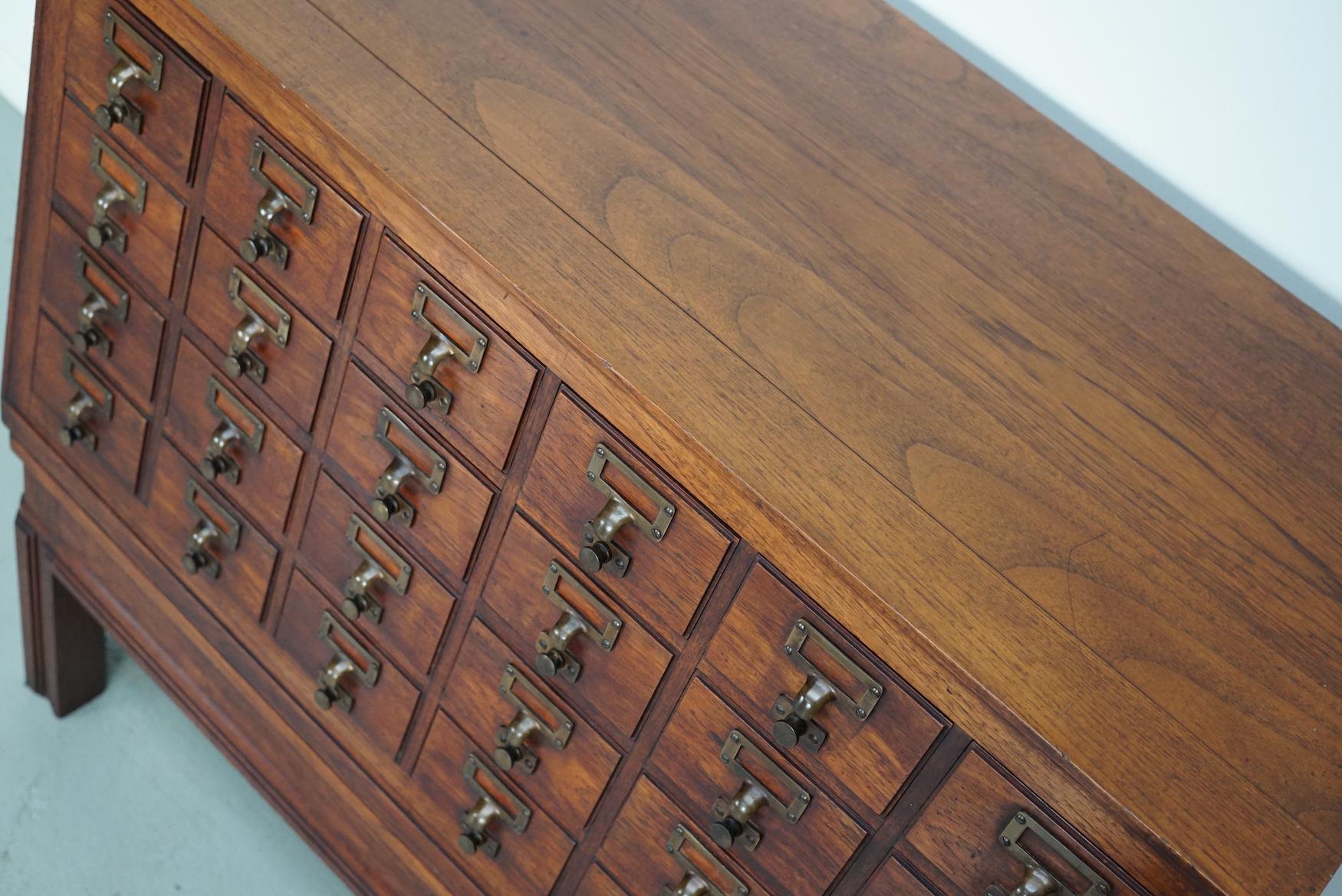 Antiguo boticario / archivador holandés de madera dura, años 20 Holandés en venta