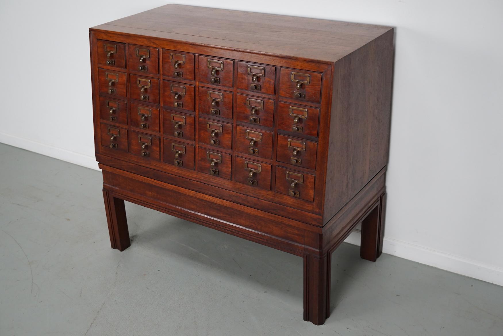 Antiguo boticario / archivador holandés de madera dura, años 20 en Bueno estado para la venta en Nijmegen, NL