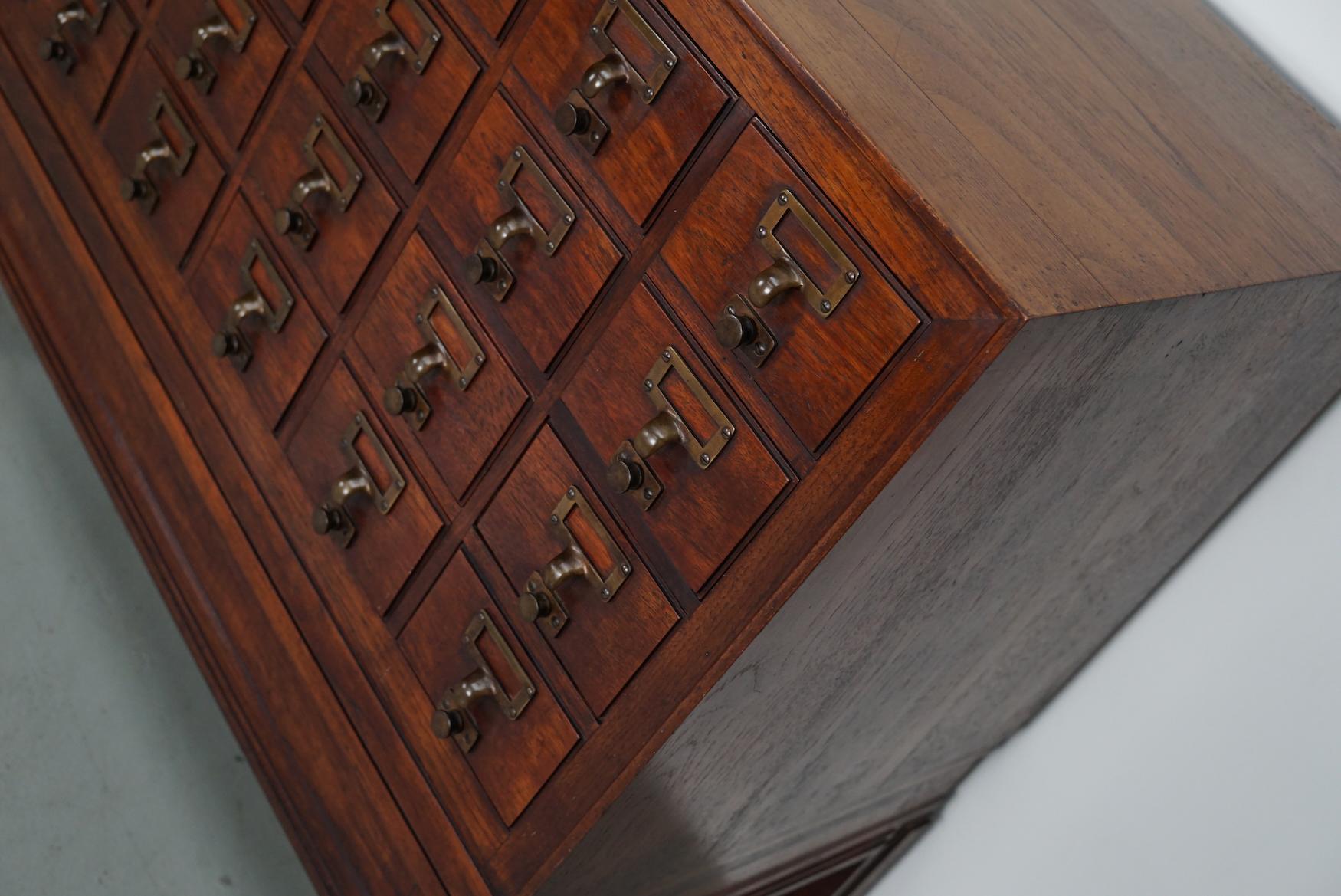 Antiguo boticario / archivador holandés de madera dura, años 20 principios del siglo XX en venta