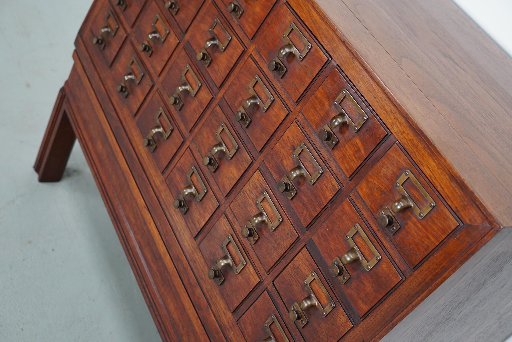 Antiguo boticario / archivador holandés de madera dura, años 20 Roble en venta