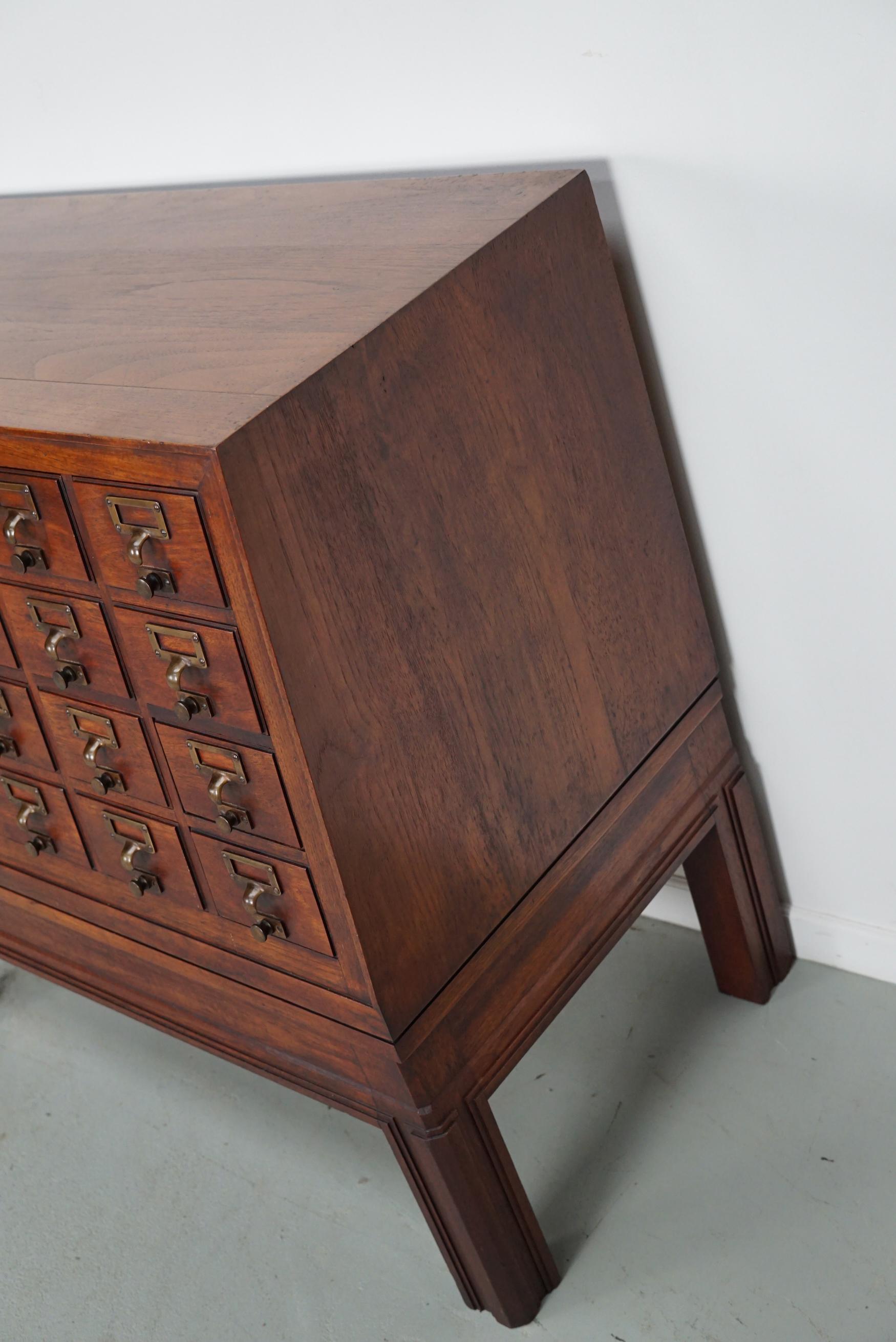 Antiguo boticario / archivador holandés de madera dura, años 20 en venta 2