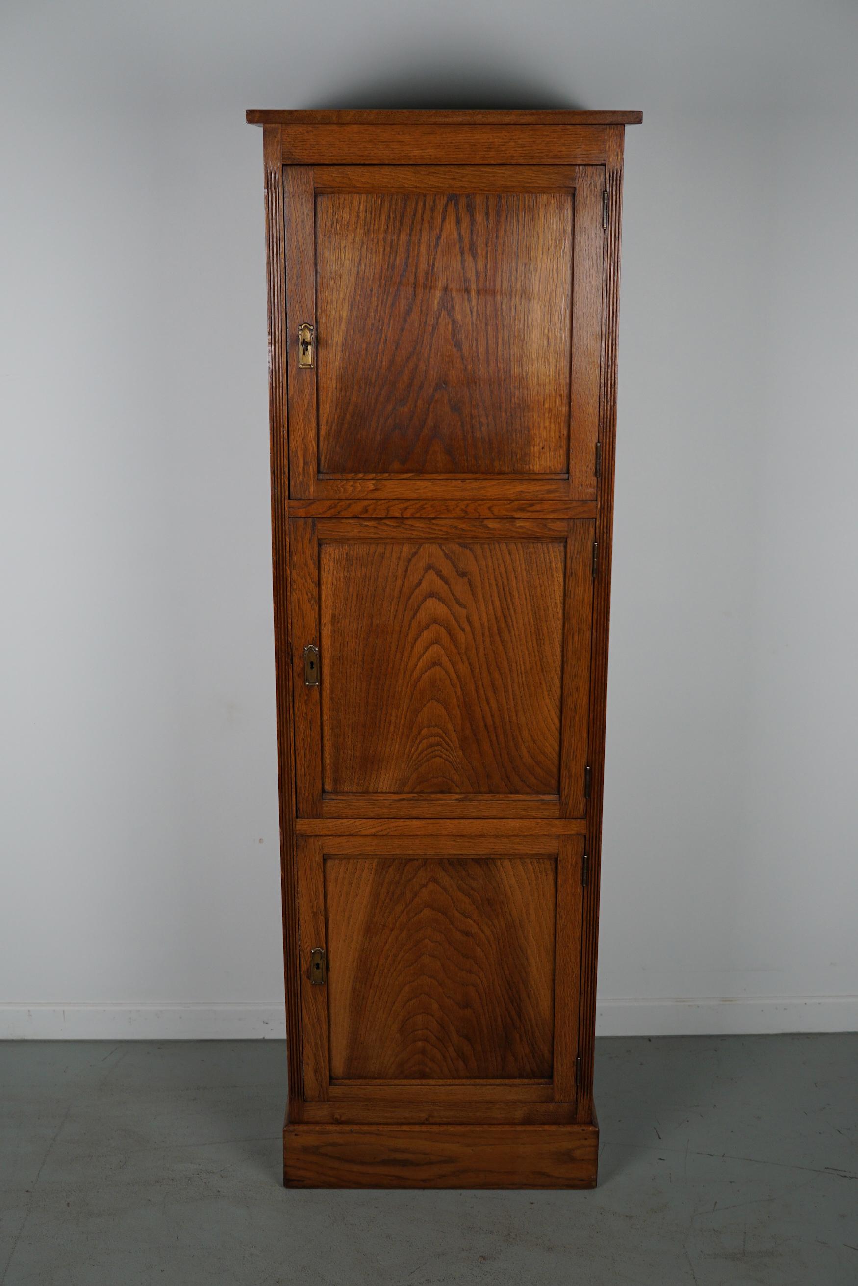 Ce casier / classeur en chêne hollandais à 3 portes a été fabriqué dans les années 1920/30 aux Pays-Bas. Les dimensions intérieures des compartiments sont les suivantes : D L H 38 x 40 x 8 cm.