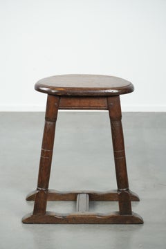 Tabouret ancien en chêne hollandais du début du 19e siècle avec un beau design