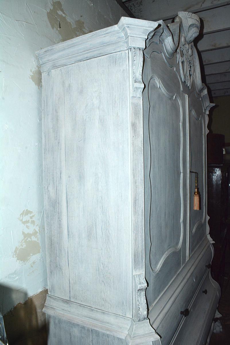 Ancienne armoire de presse à linge peinte en bombe hollandaise en vente 8