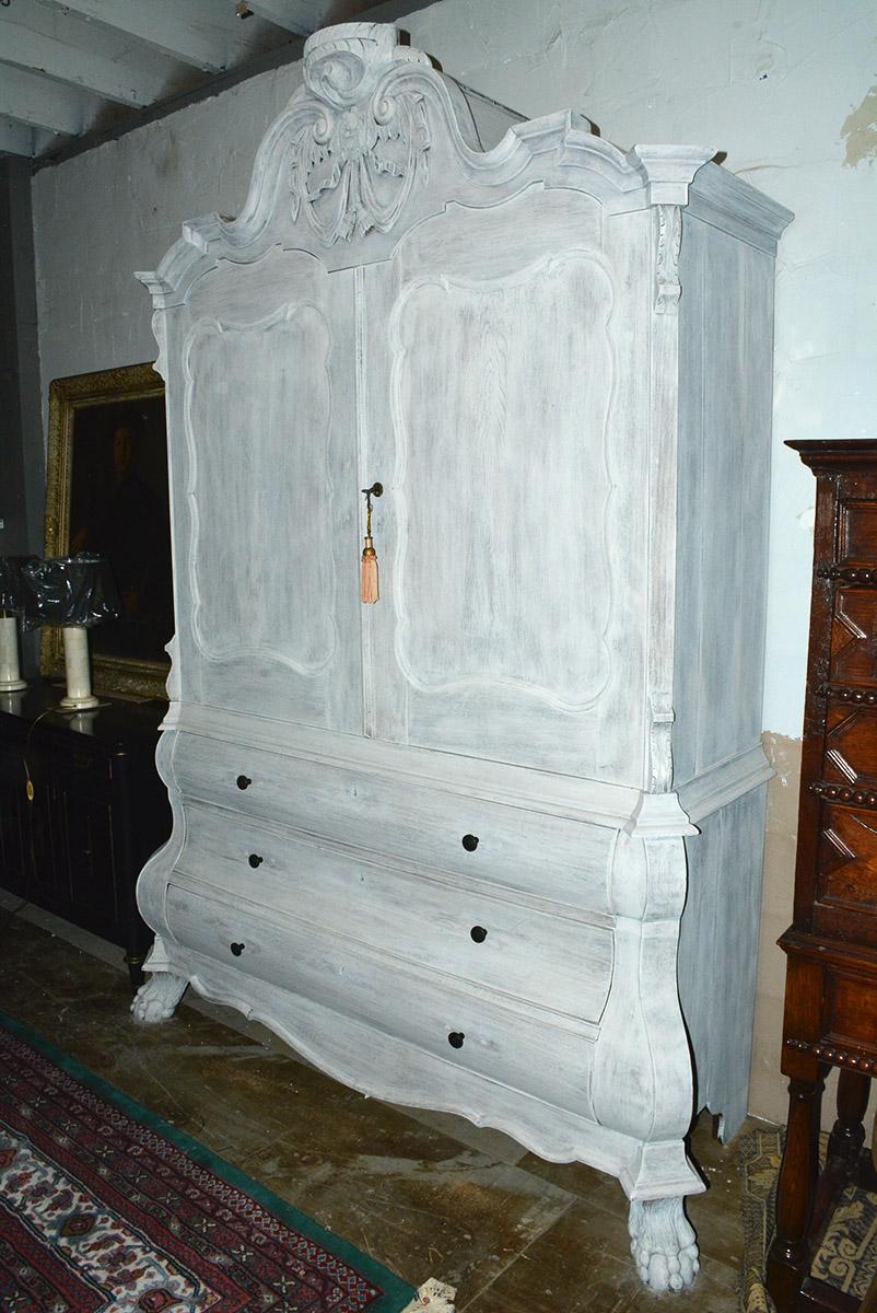 Baroque Ancienne armoire de presse à linge peinte en bombe hollandaise en vente