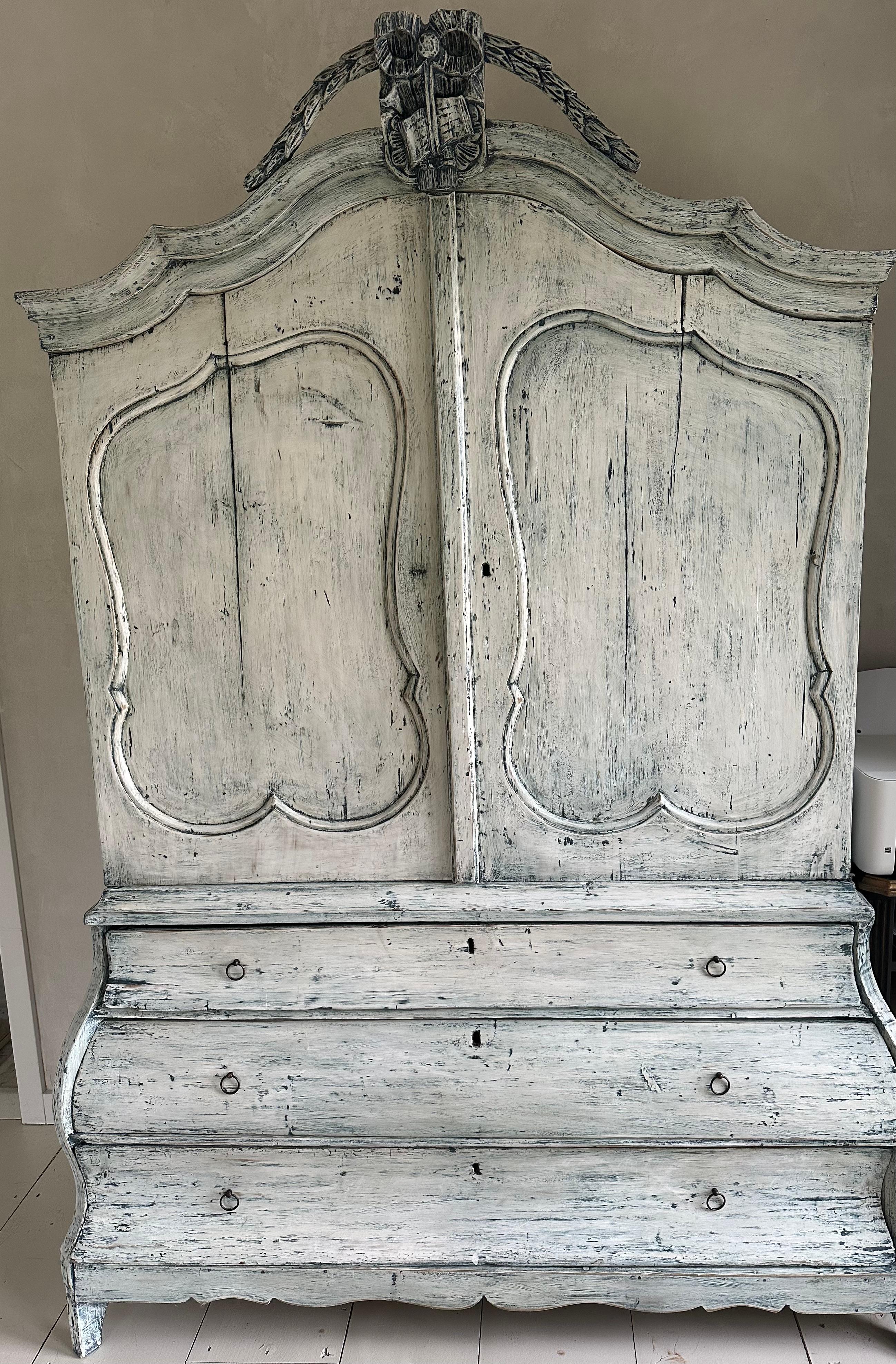 Antiguo Armario de Prensa de Lino Pintado en Holanda siglo XVIII y antes en venta