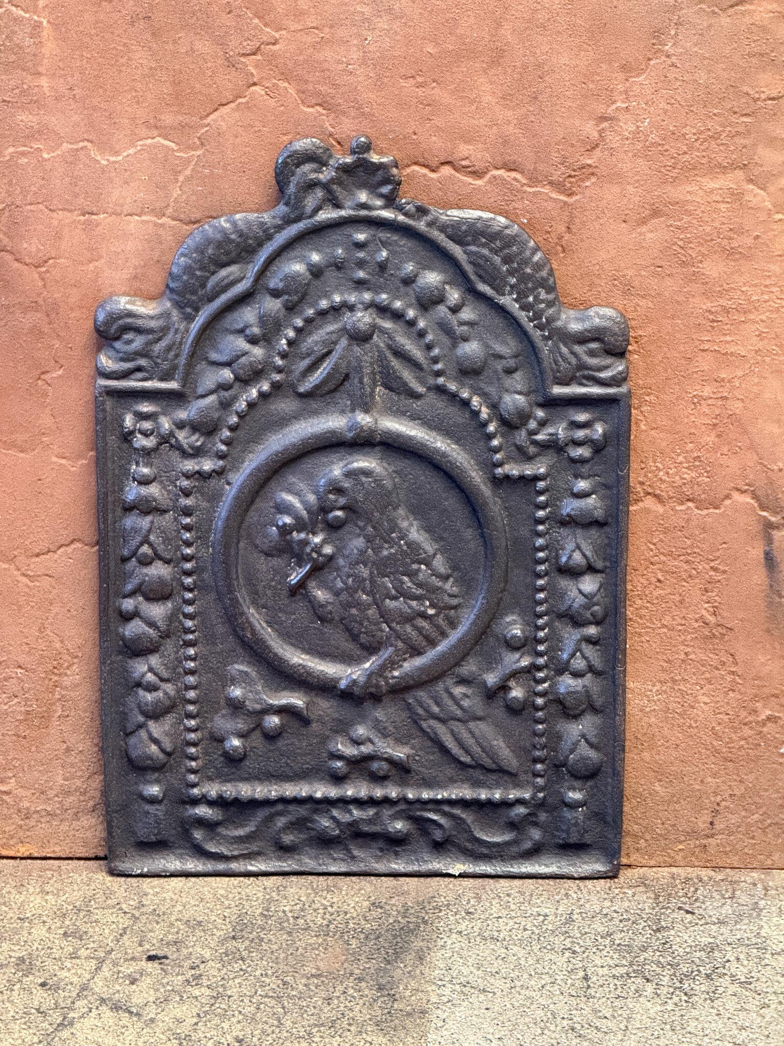 17th century Dutch Louis XIV Period 'Parrot' Fireback / Backsplash made of cast iron with a black color. The fireback is in good condition and does not have cracks.