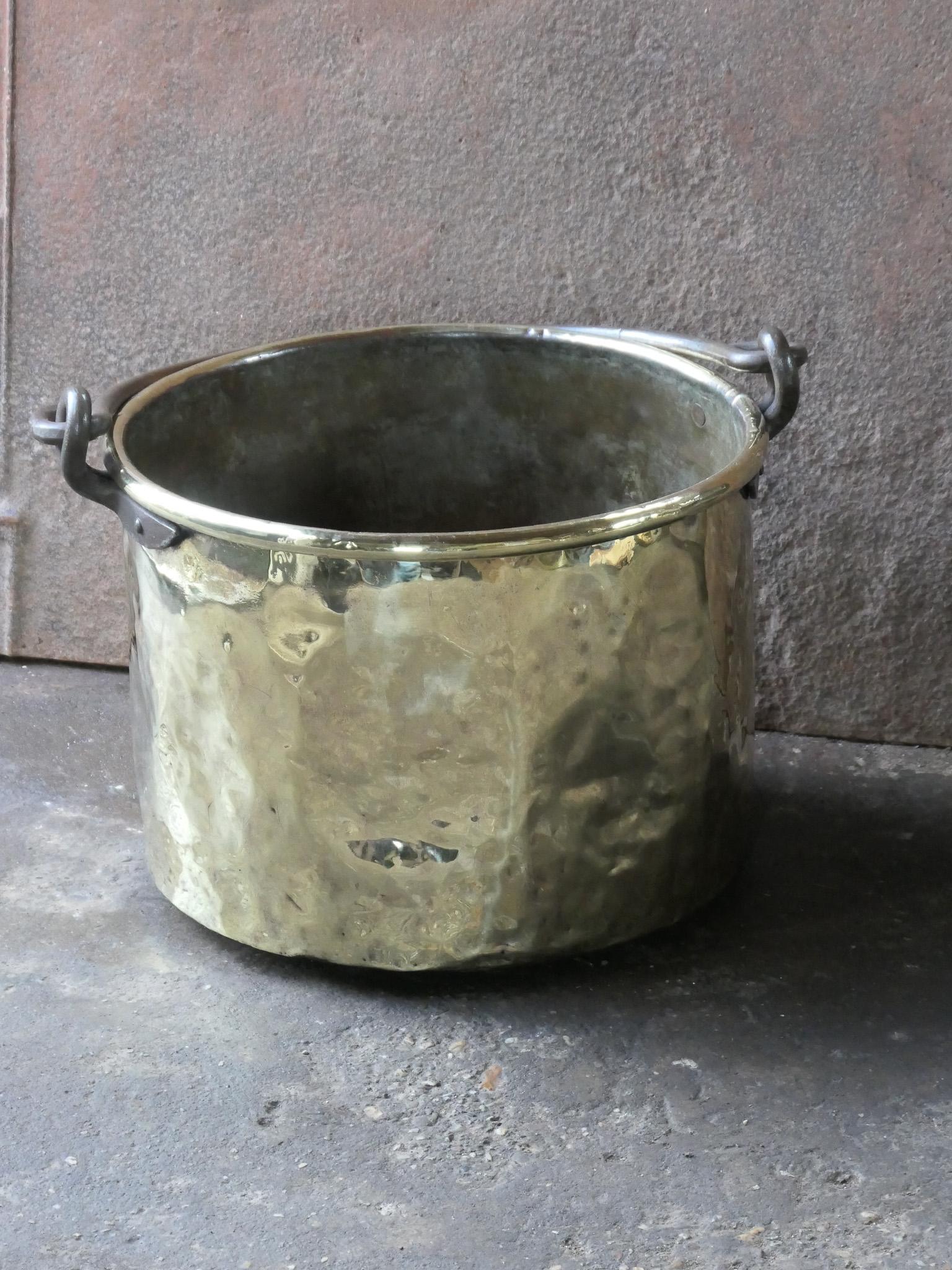 Forgiato Antico cesto olandese in ottone lucido per legna da ardere, 18° secolo in vendita