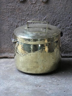 Antiker holländischer Holzscheithalter aus poliertem Messing, 18-19.