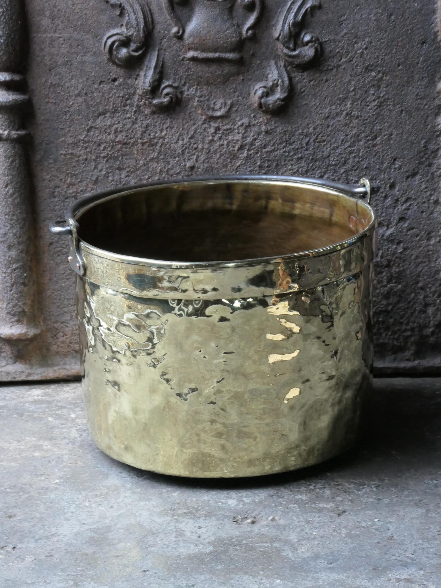 Panier à bûches hollandais du 18e siècle. Le panier à bois est fabriqué en laiton poli et possède une poignée en fer forgé. Également appelé 