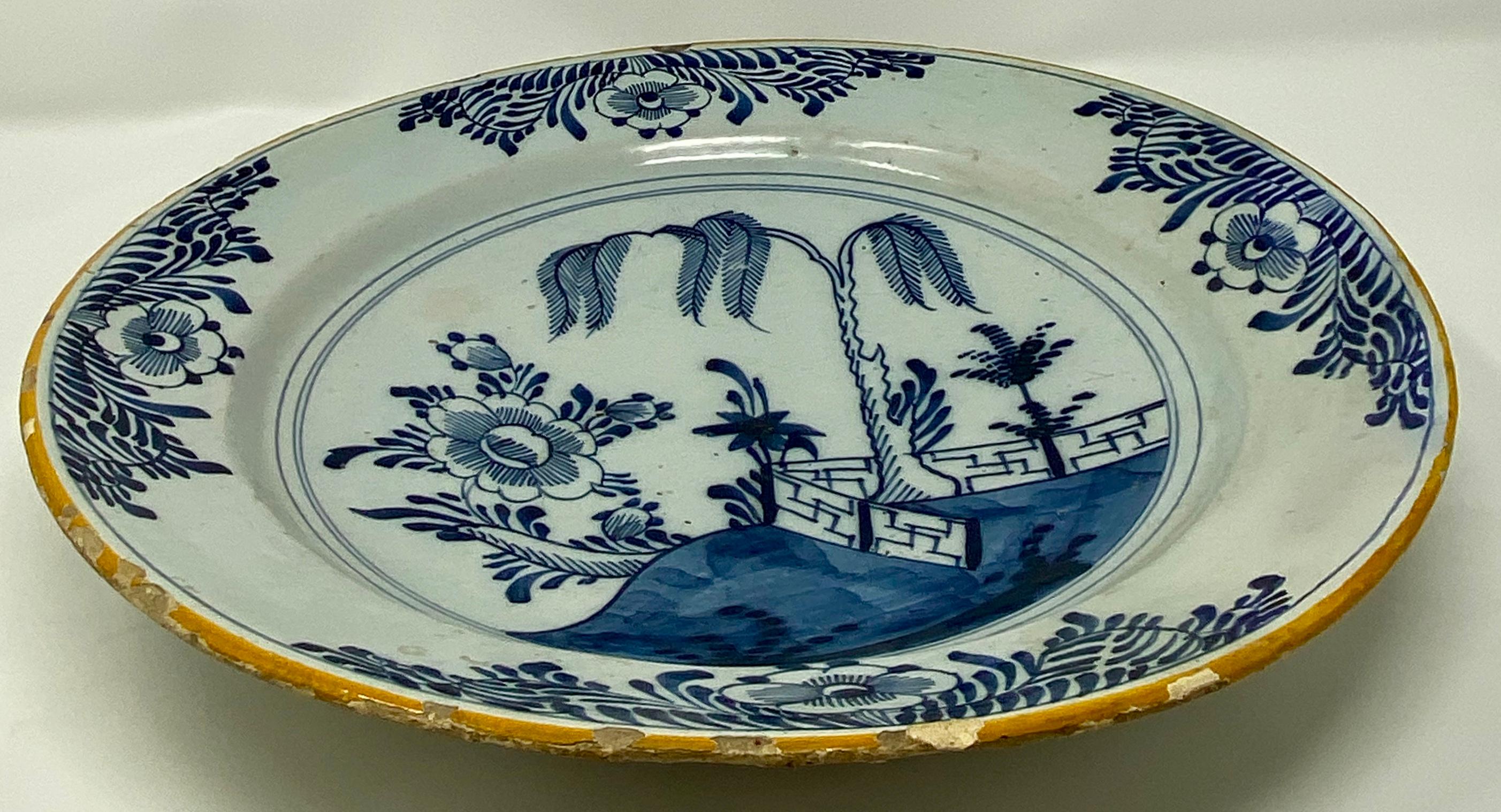Chargeur ancien en porcelaine hollandaise à la manière chinoise, vers 1750-1780.  Il s'agit d'une pièce très ancienne et délicate. N'hésitez pas à nous interroger sur l'état de la marchandise car nous pouvons vous envoyer des photos supplémentaires
