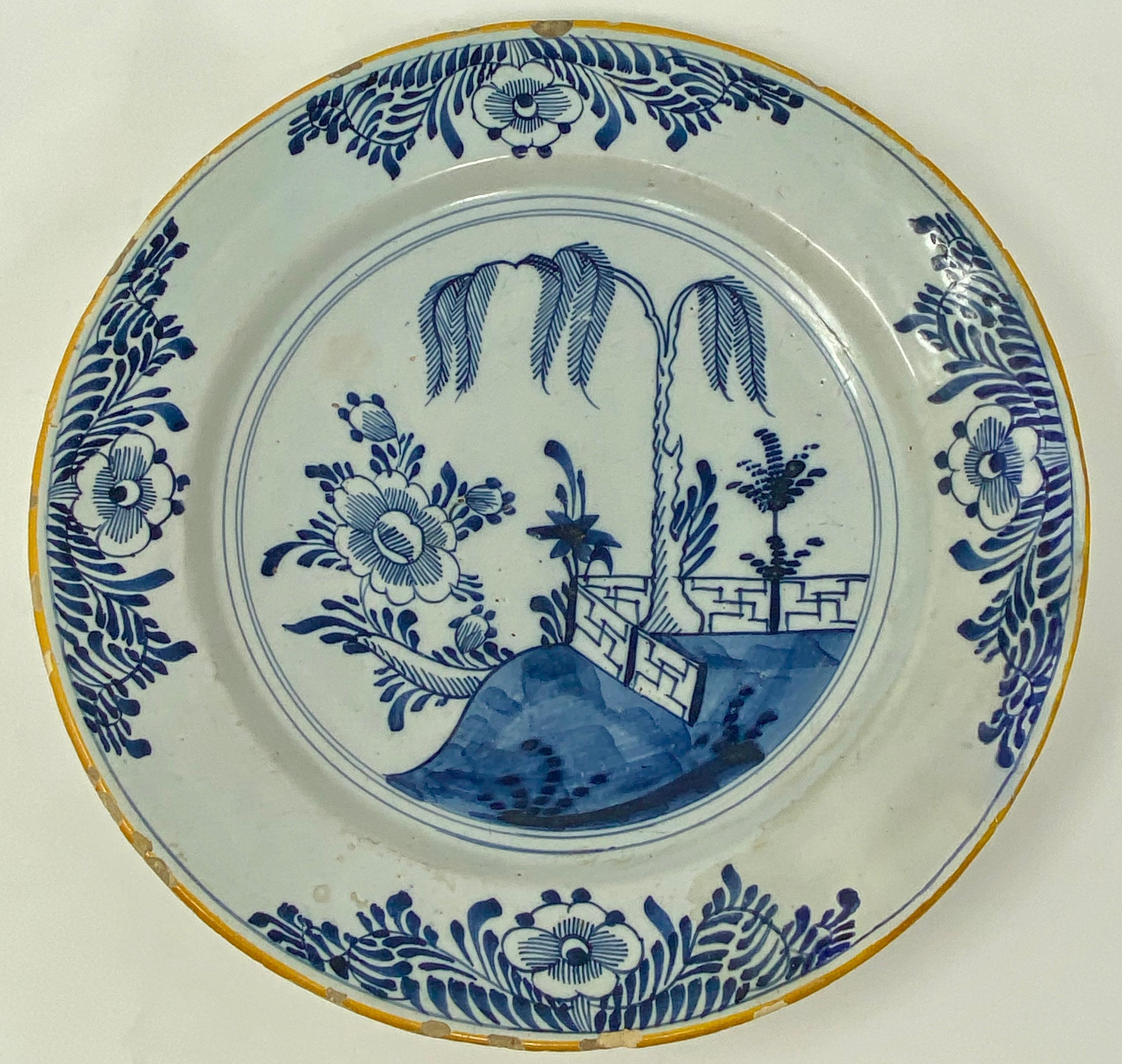 XVIIIe siècle Assiette de présentation ancienne en porcelaine néerlandaise de style chinois, vers 1750-1780 en vente