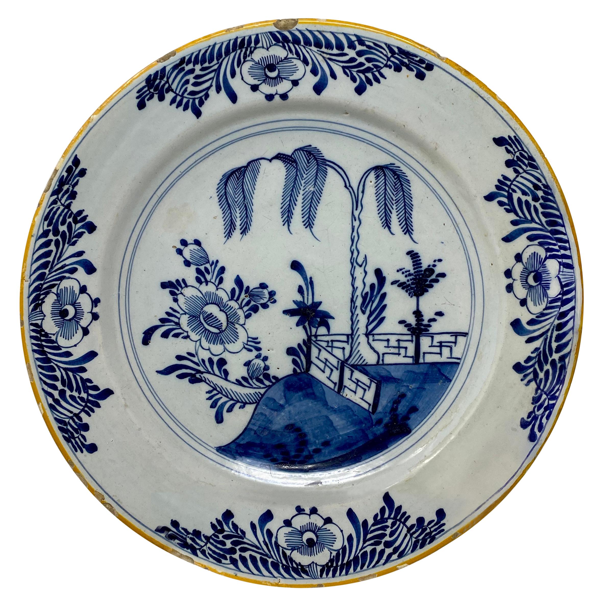 Assiette de présentation ancienne en porcelaine néerlandaise de style chinois, vers 1750-1780