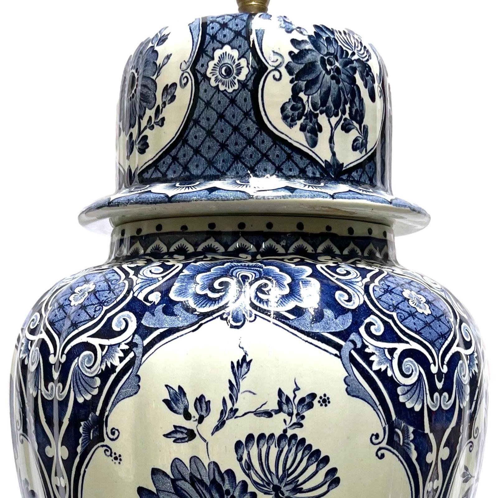 Lampe à fleurs en porcelaine hollandaise datant des années 1920.

Mesures :
Hauteur du corps : 17.5
Diamètre : 10.5