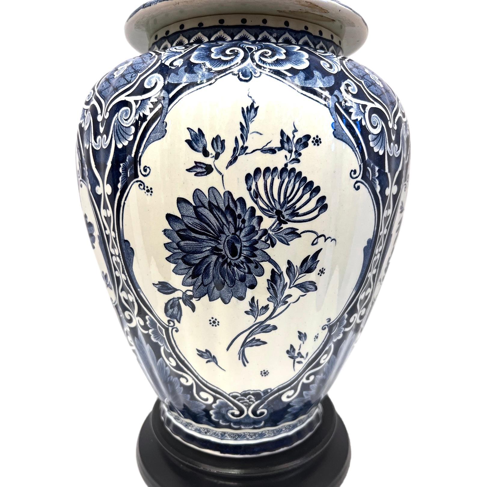 Porcelaine Lampe en porcelaine néerlandaise ancienne en vente