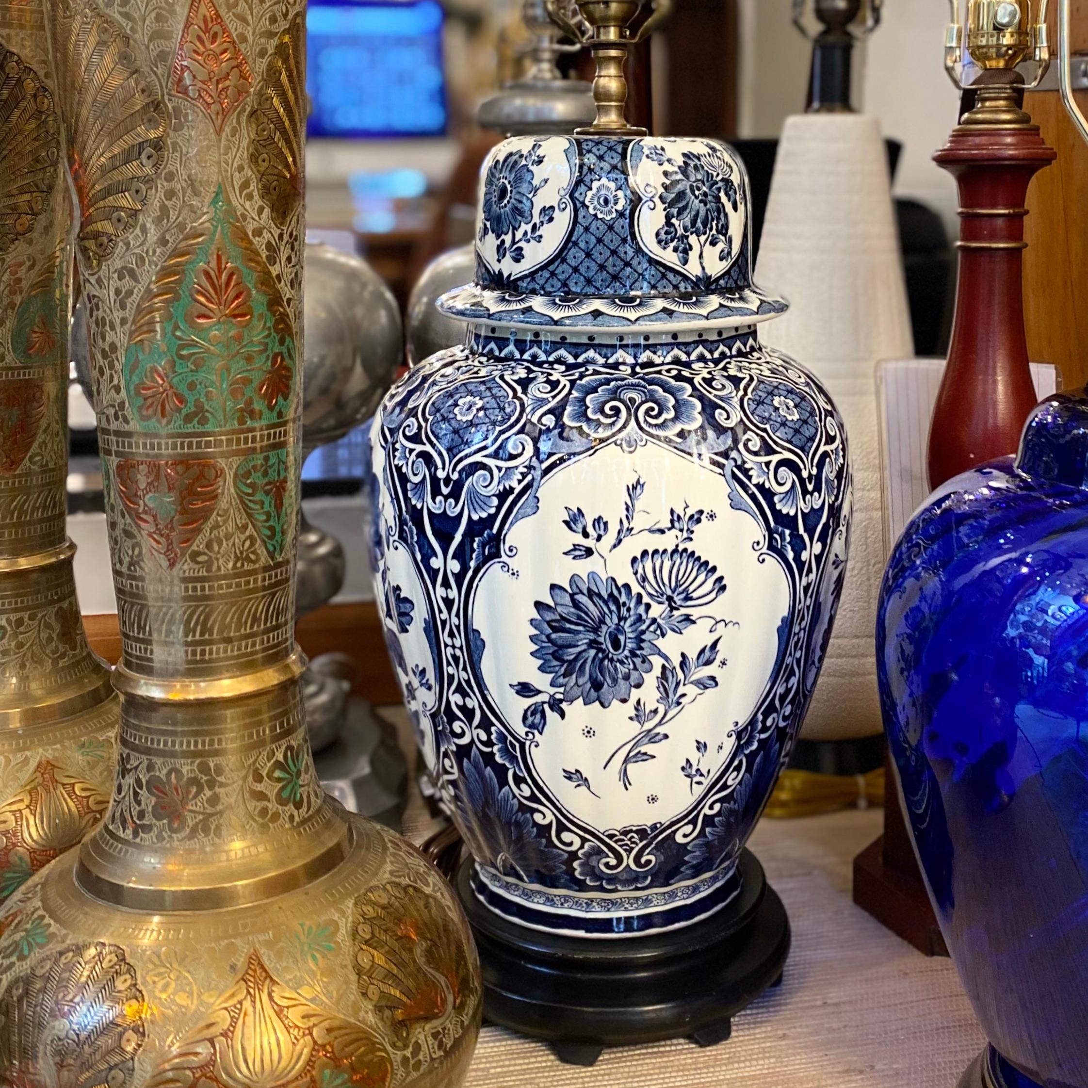Lampe en porcelaine néerlandaise ancienne en vente 1