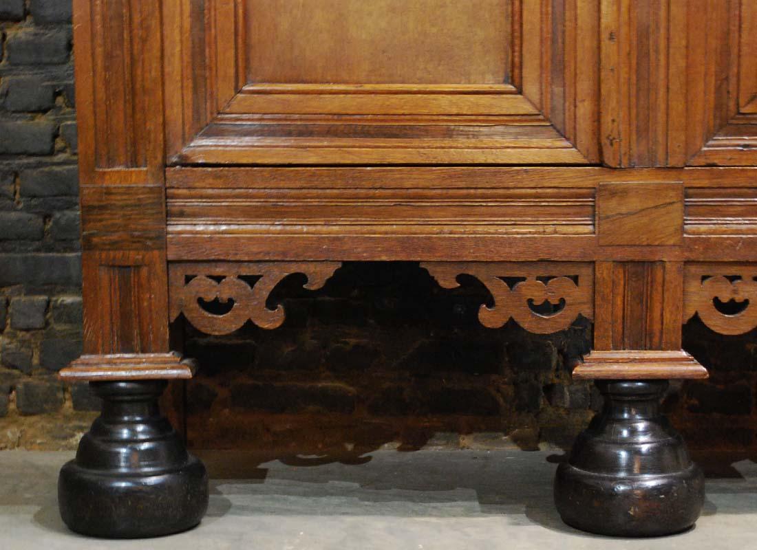 Ancienne armoire en chêne de la Renaissance hollandaise en vente 7