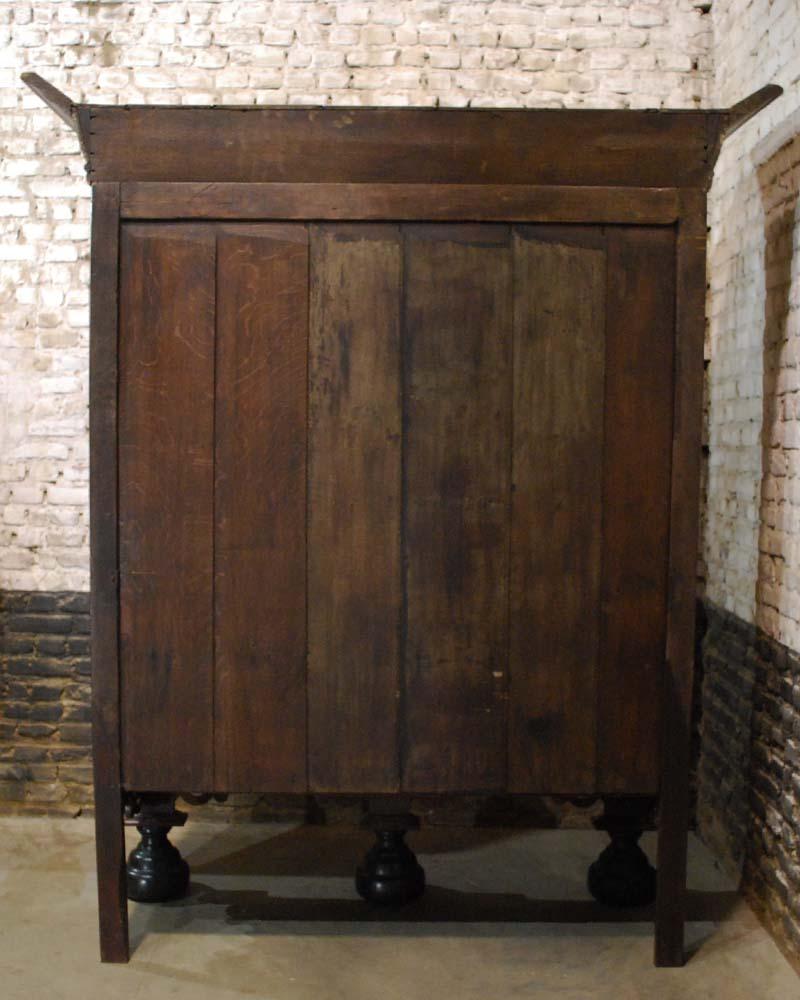 Ancienne armoire en chêne de la Renaissance hollandaise en vente 10