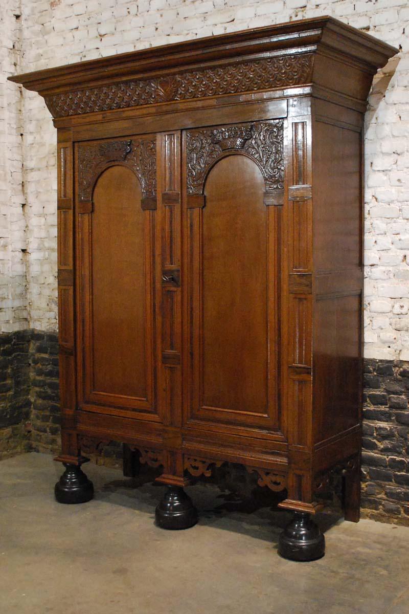 This extraordinary cabinet is made of the finest oak in the tradition of the Dutch Renaissance during the “Dutch golden age”
This cabinet is made in the Provence of Utrecht circa 1710. The arched doors are typical for this province and this type of