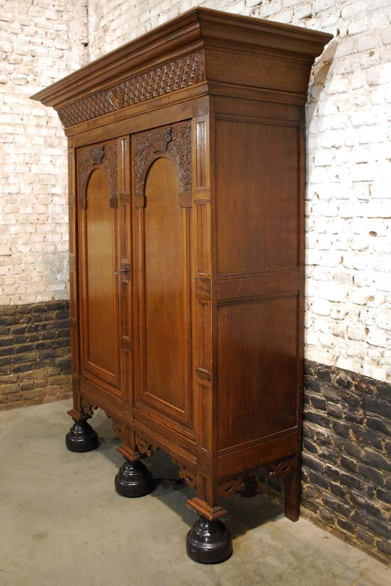 Antique Dutch Renaissance Oak  Cabinet In Good Condition For Sale In Casteren, NL